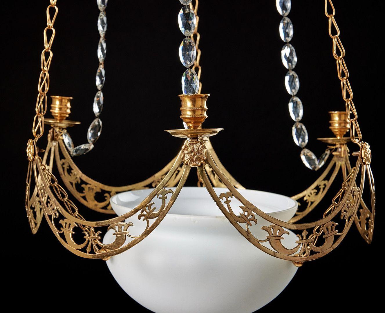 Elegante lampadario in ottone, Flussglas bianco e cristallo per quattro candele (3 candele esterne e 1 sul lato interno del vetro).

molto probabilmente da Werner & Mieth

Altezza: 100 cm
Diametro: 47 cm 