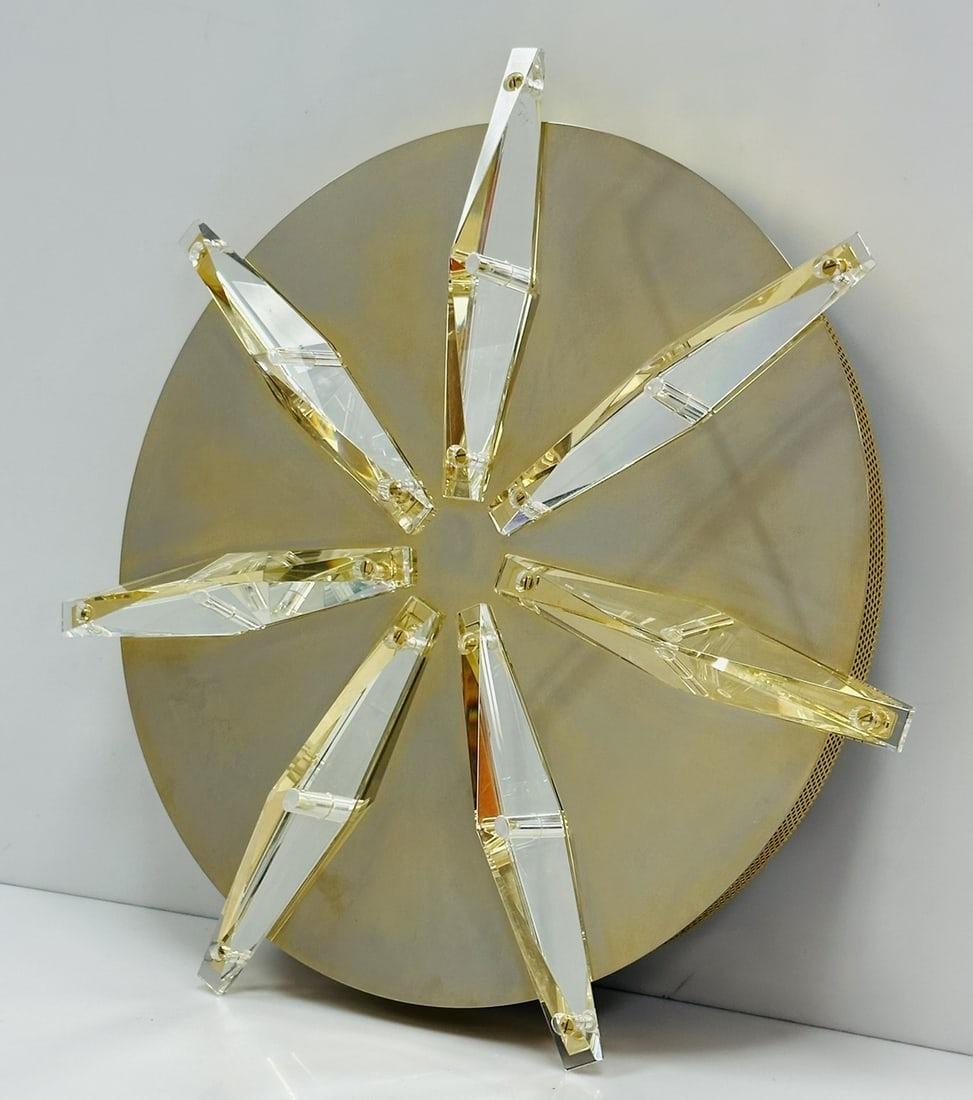 Lampada da soffitto o da parete di grandi dimensioni progettata e realizzata in Italia.
 
Il pezzo è davvero stupendo, i cristalli sfaccettati riflettono la luce in modo meraviglioso.
 
Questa luce proviene dalla casa che Jennifer Lopez e Ben