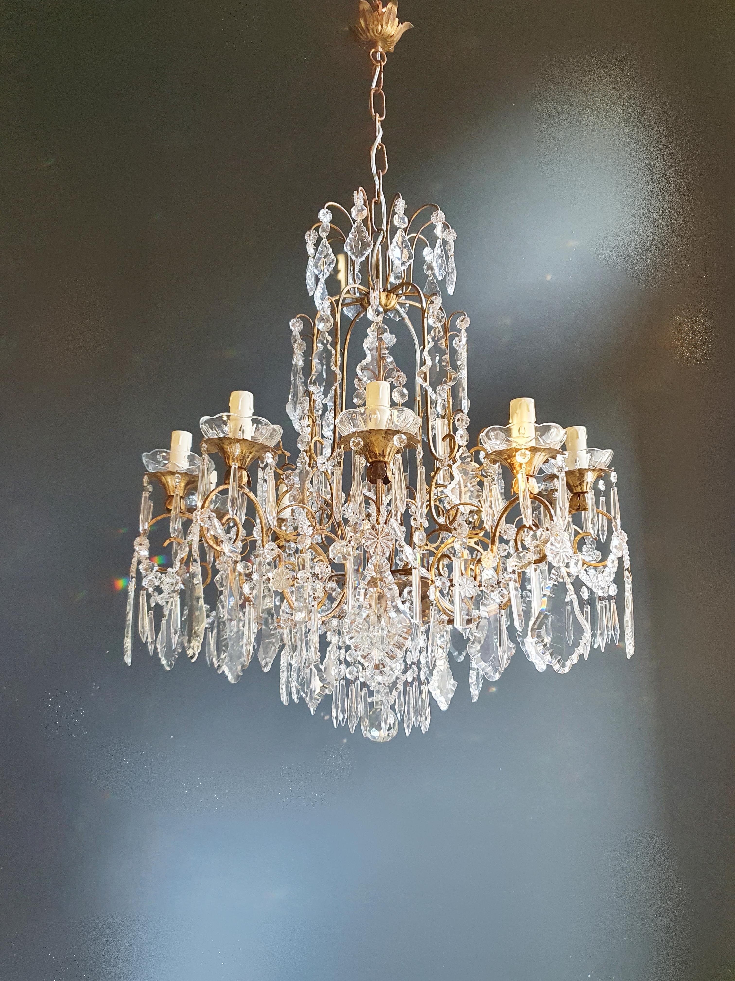 Old chandelier with love and professionally restored in Berlin. electrical wiring works in the US.
Low oval ceiling crystal chandelier brass.
Cabling completely renewed. Crystal hand knotted.

Measures: Total height 120 cm, height without chain 80