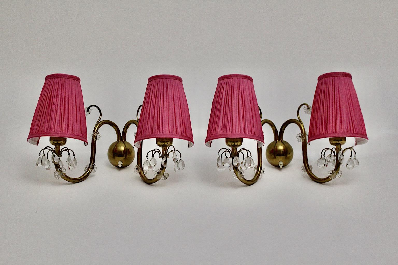 Ein Paar Messing-Kristallglas rosa Mid-Century Modern sconce oder Wandleuchte, die entworfen und hergestellt wurde von Lobmeyr, Wien, 1950er Jahre.
Dieses bezaubernde Paar Wandleuchter hat einen geschwungenen Messingkörper, der mit Blumen und
