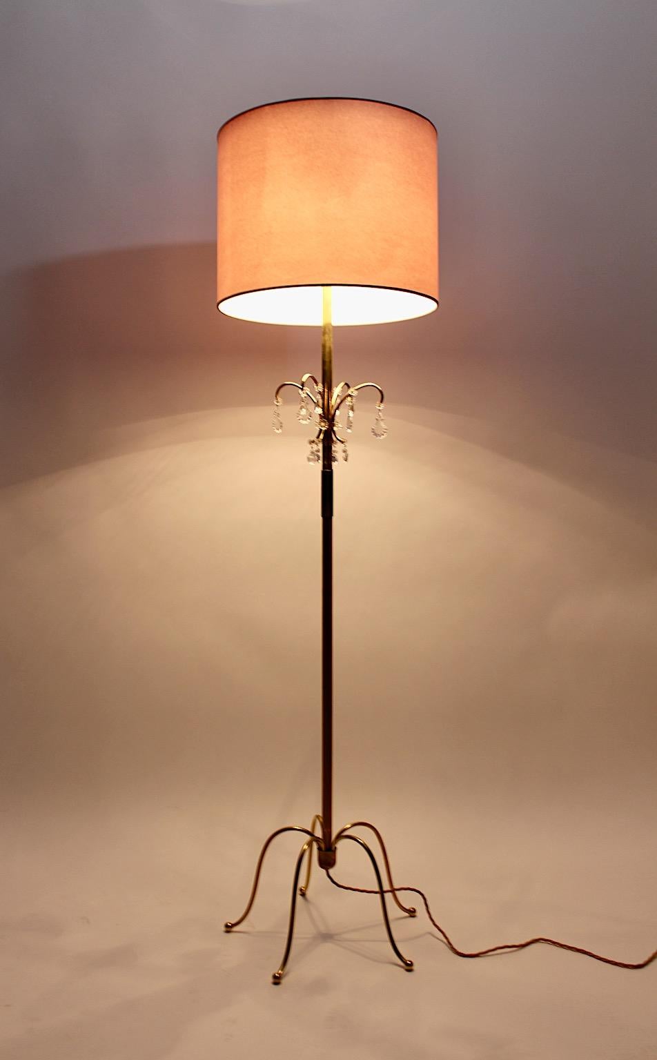 Vintage Stehlampe aus Messing und Kristallglas, Mid-Century Modern, Lobmeyr, 1950, Wien (Österreichisch) im Angebot