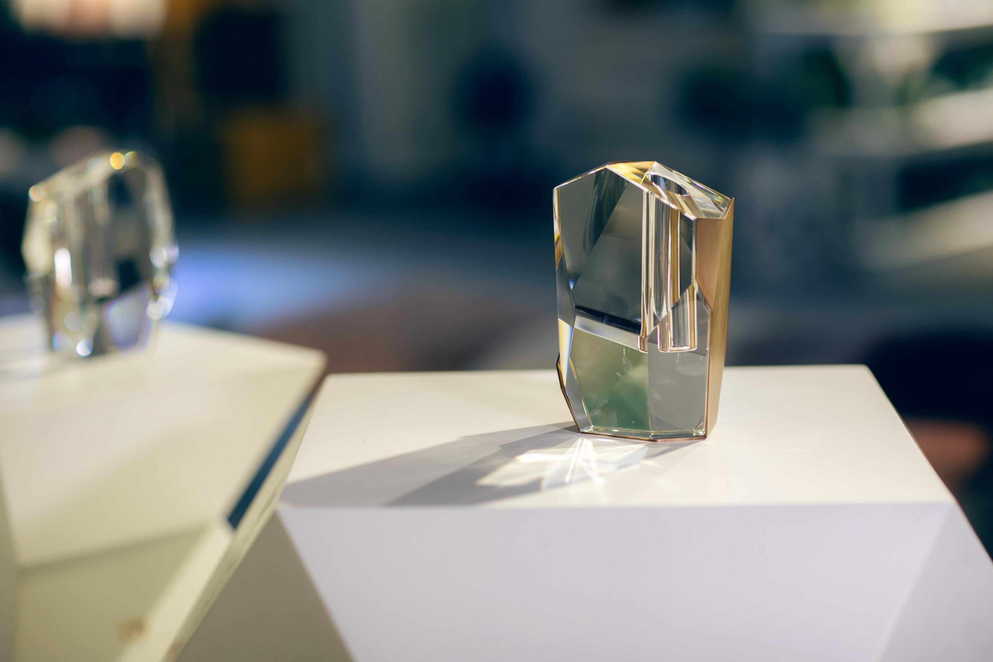 Vaso di cristallo asimmetrico con accenti in ottone - Un capolavoro moderno in vendita 3