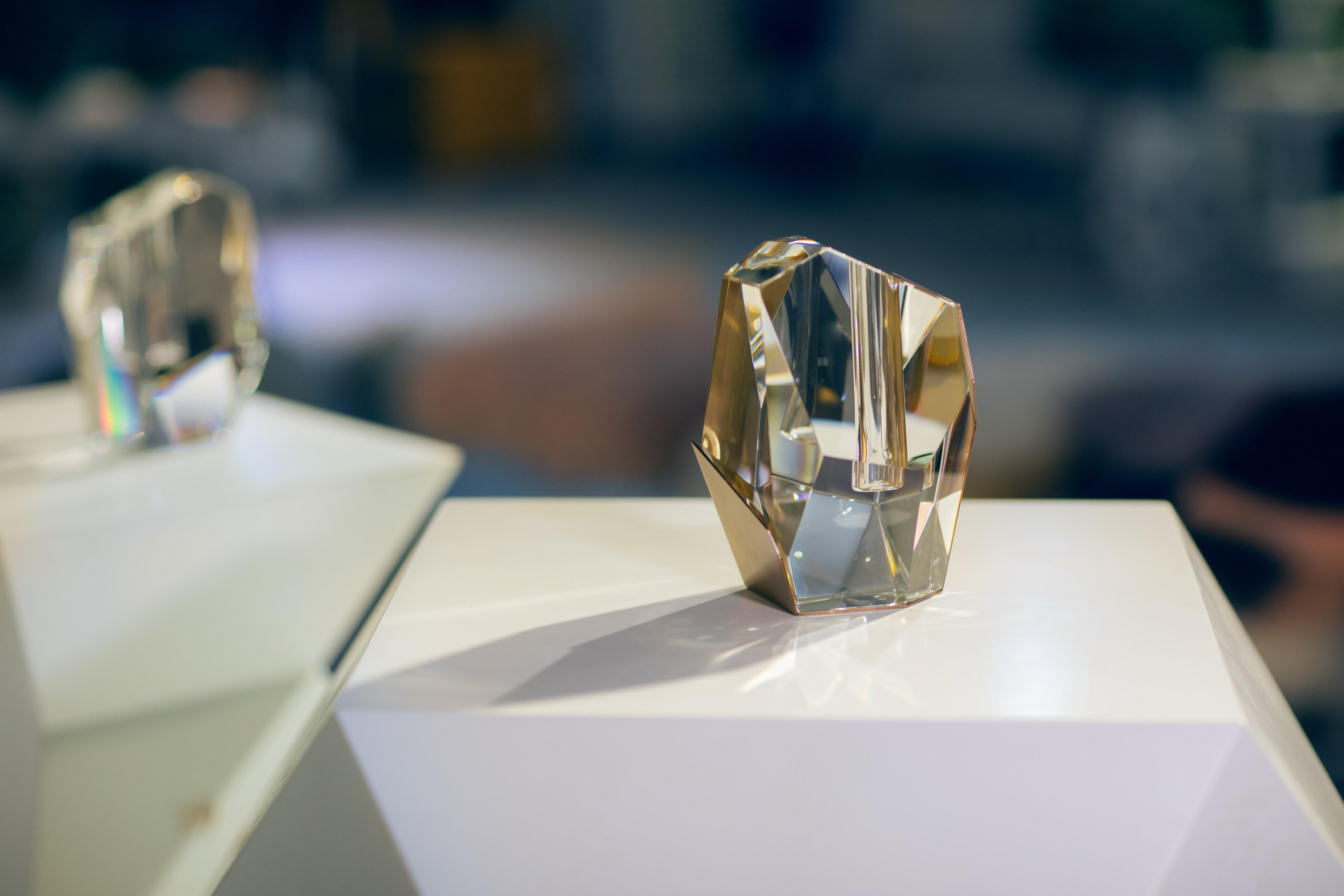Vaso di cristallo asimmetrico con accenti in ottone - Un capolavoro moderno in vendita 1