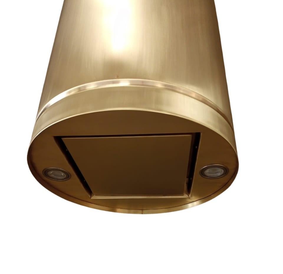 Werten Sie Ihre Küche mit der atemberaubenden Zylinder-Messing-Dunstabzugshaube OLIVIA 2.0 auf - eine perfekte Mischung aus moderner Eleganz und hoher Funktionalität. Die aus massivem Metall gefertigte Haube verspricht nicht nur eine