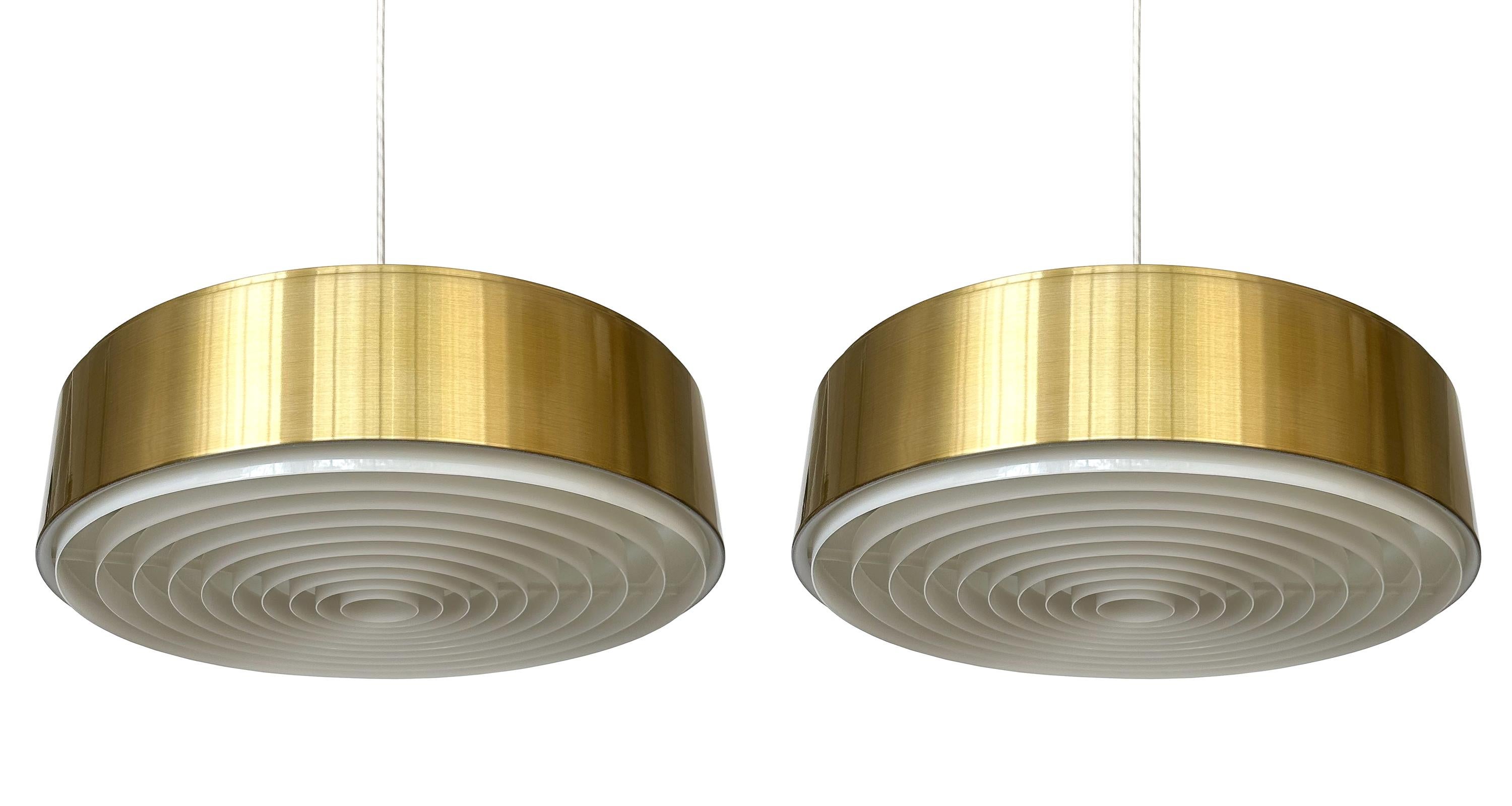 La sophistication subtile de la lampe suspendue de Sven Middelboe pour Nordisk Solar, un joyau rare de l'âge d'or du design danois, vers les années 1960, rehausse votre intérieur. Modèle 74212, avec sa finition en laiton satiné sur de l'aluminium