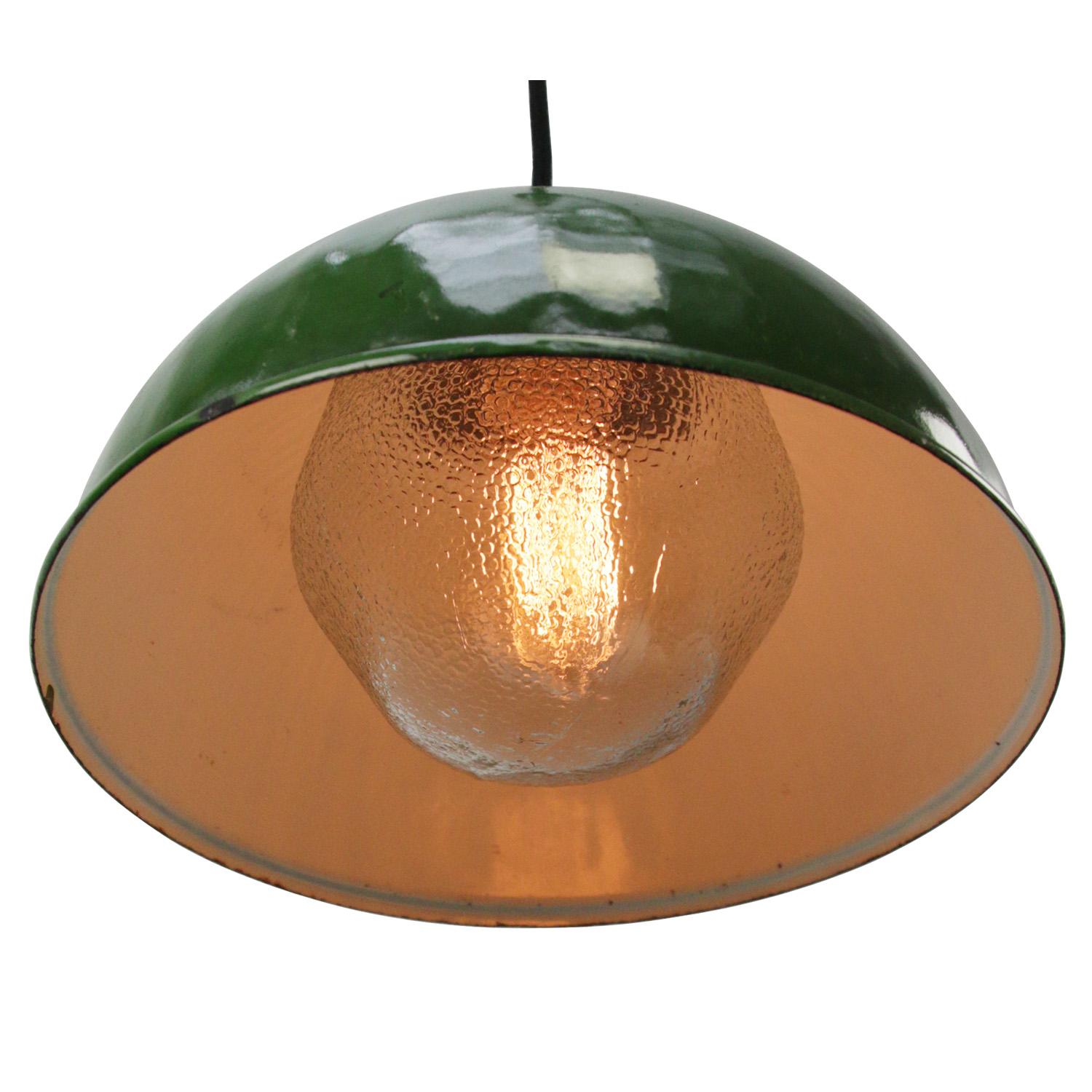 Suspension industrielle en émail vert foncé.
Verre dépoli avec couvercle en laiton.

Poids : 2,35 kg / 5,2 lb

Le prix est fixé par article individuel. Toutes les lampes ont été rendues conformes aux normes internationales pour les ampoules à