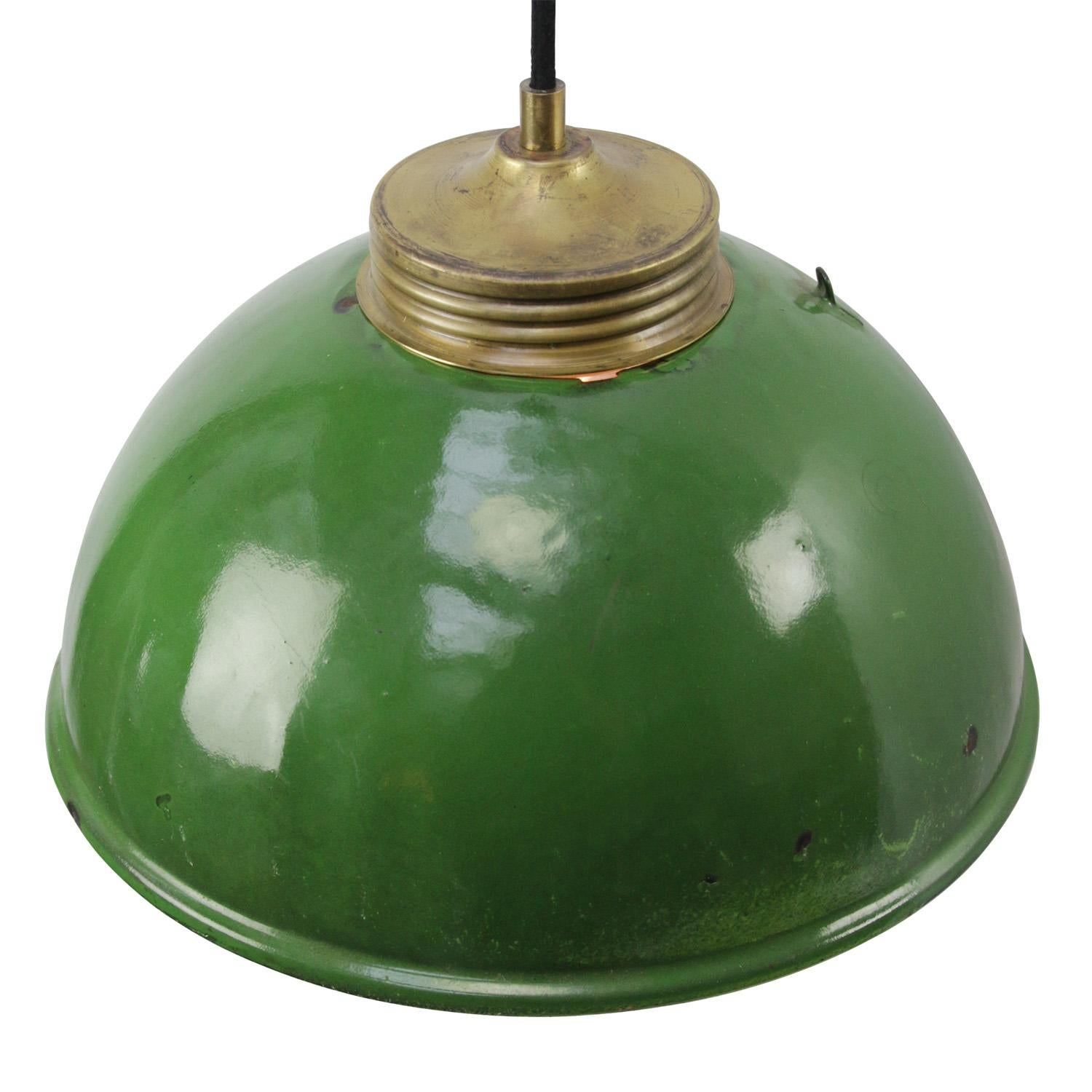 Industriel Pendentif en laiton, émail vert foncé, verre dépoli vintage en vente