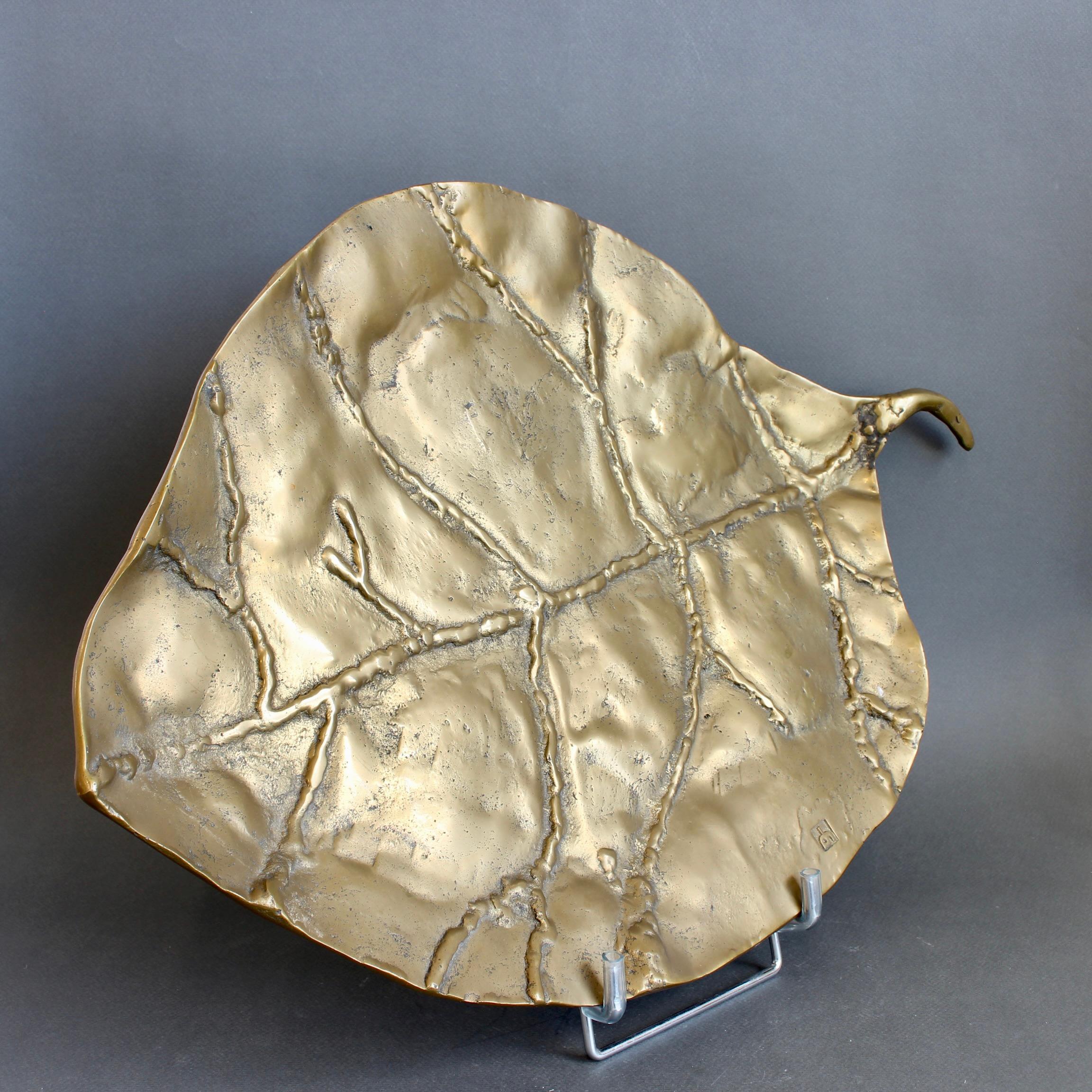 Vassoio decorativo in ottone di David Marshall (circa anni '80). Un audace e scultoreo vassoio a forma di foglia in ottone del celebre designer David Marshall, realizzato in Spagna negli anni '80 circa. Fuso in ottone massiccio, il pezzo mostra la
