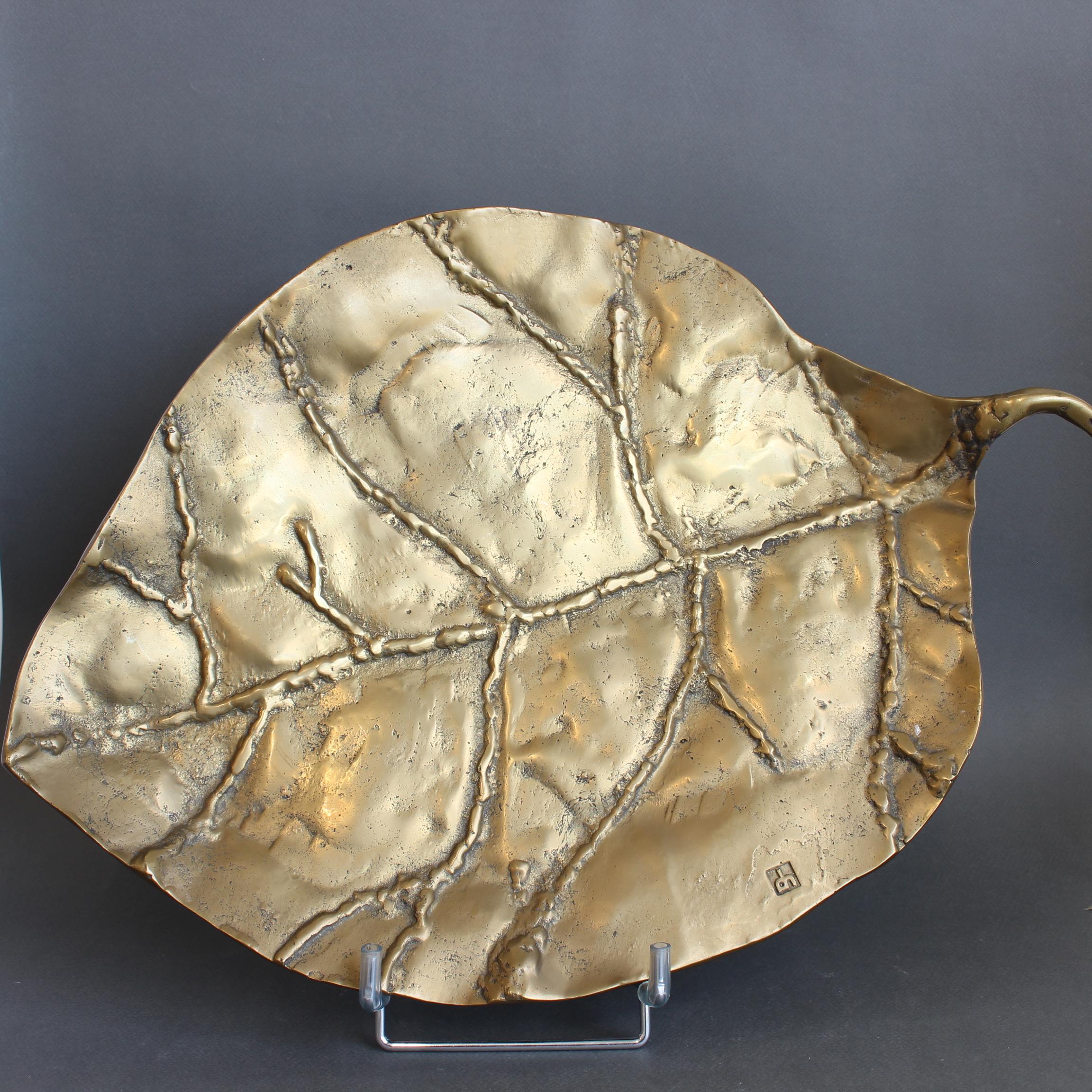 Spagnolo Vassoio decorativo in ottone con foglie di David Marshall (circa anni '80) in vendita