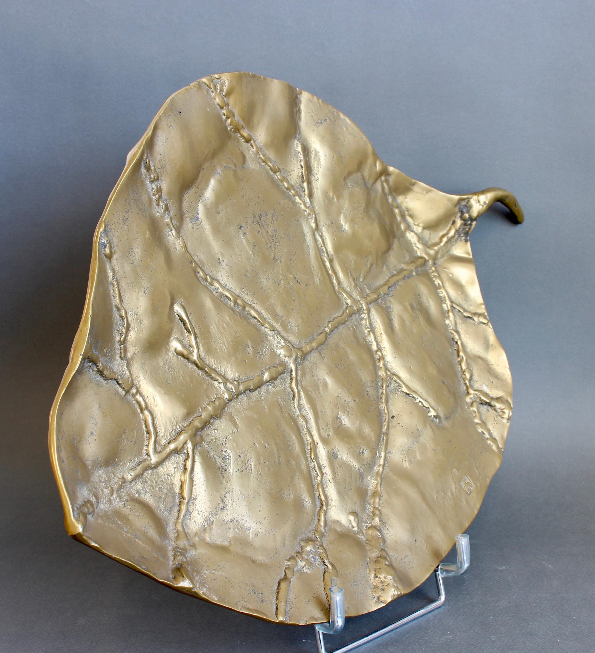Fine XX secolo Vassoio decorativo in ottone con foglie di David Marshall (circa anni '80) in vendita