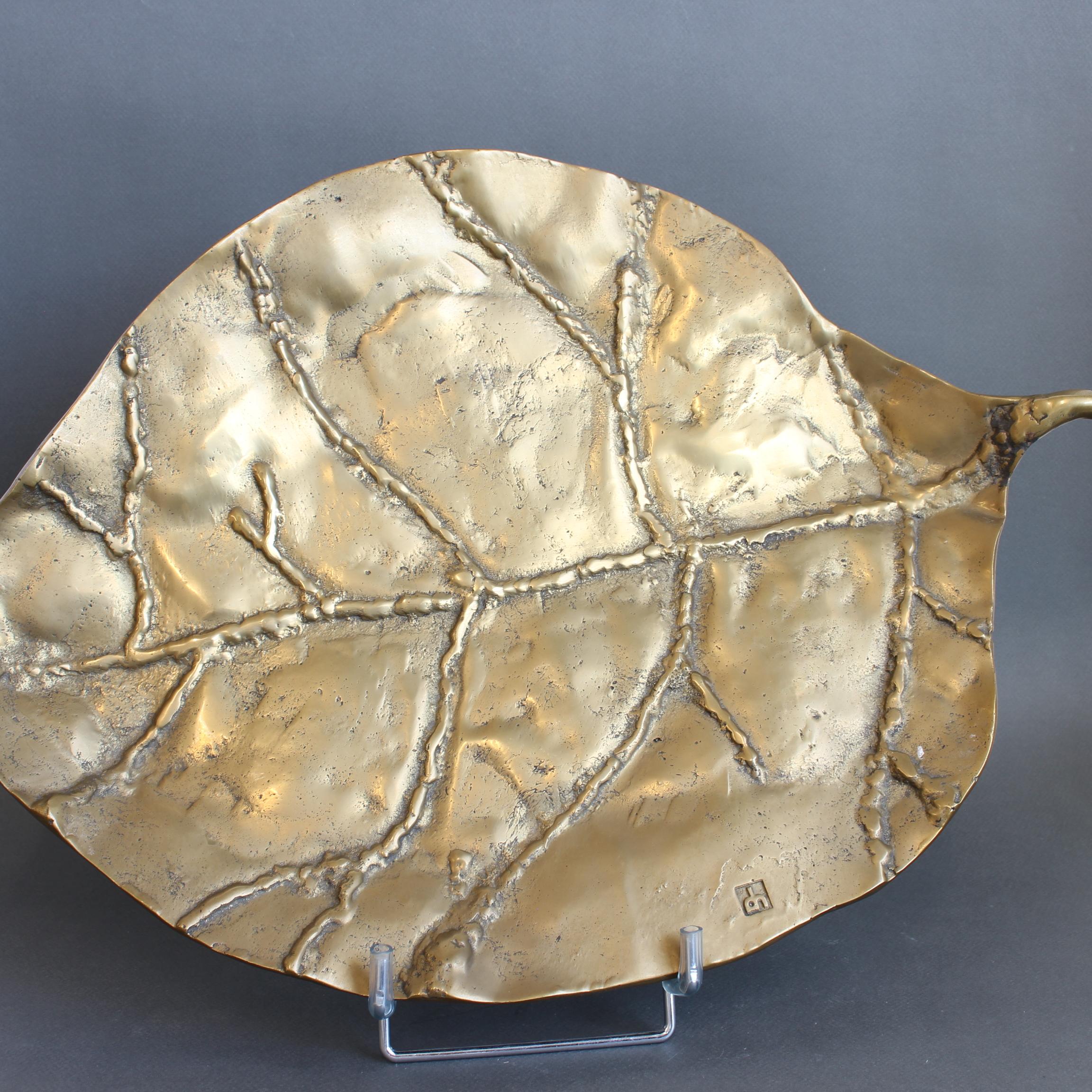 Vassoio decorativo in ottone con foglie di David Marshall (circa anni '80) in vendita 2