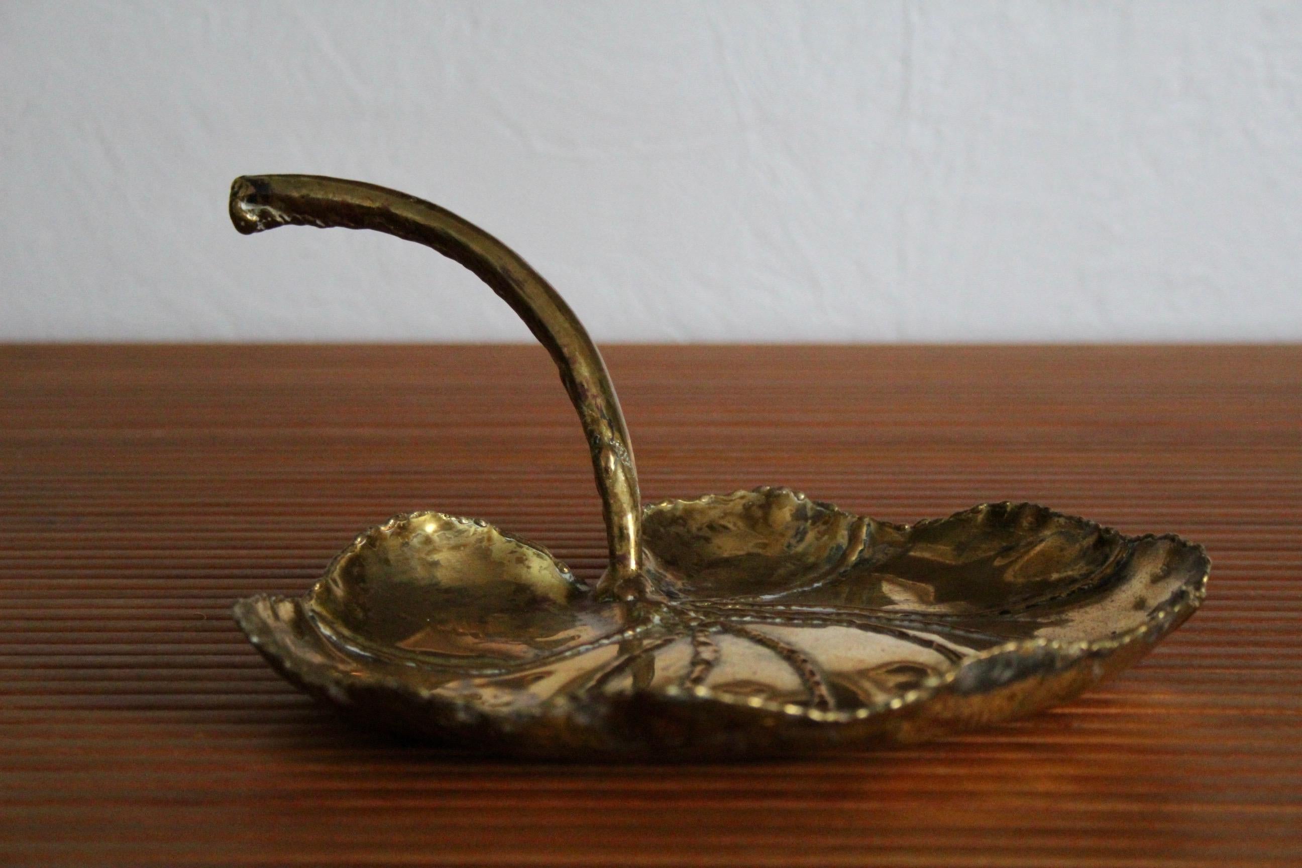 Vide poche decorativo de latón en venta 1