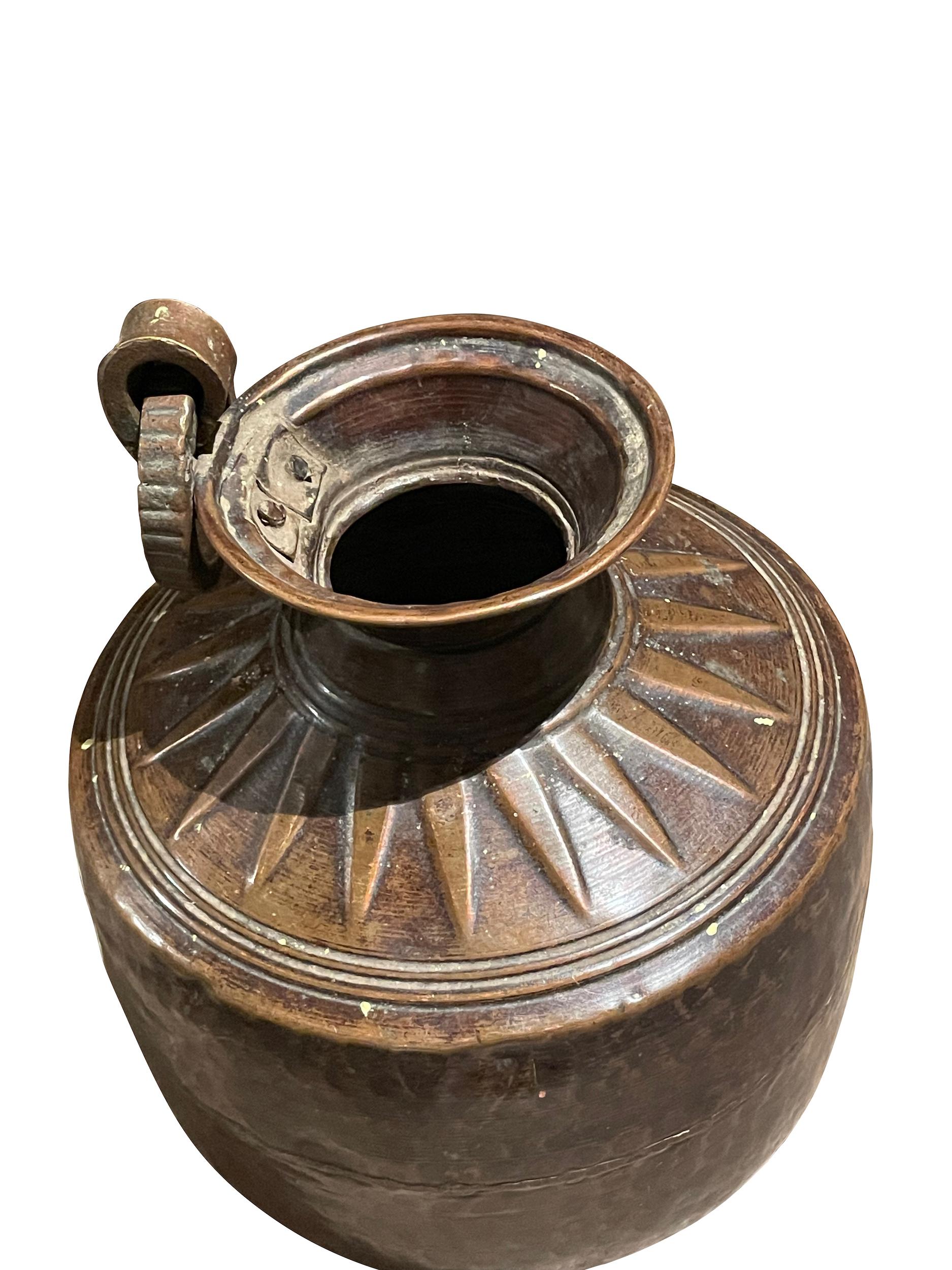 Indien Pot à eau décoratif en laiton, Inde, XIXe siècle en vente