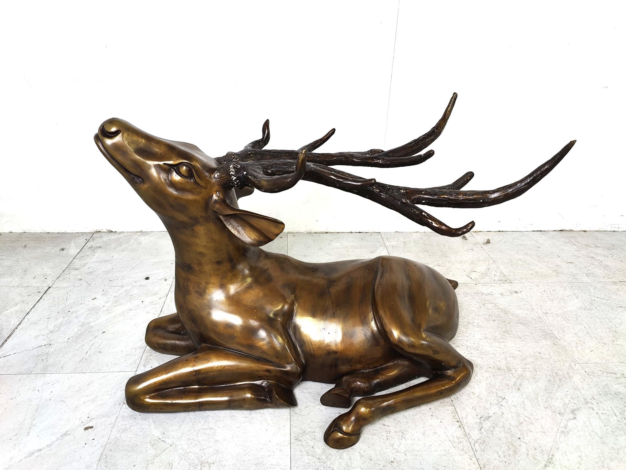 Impressive coffee table feauturing a beautiful brass deer/stag sculpture with an oval beveled glass top.

The deer is set in a very nice pose, very attractive.

Large antlers supporting the glass.

Dimensions:
Height: 50cm
Width: 130cm
Depth: