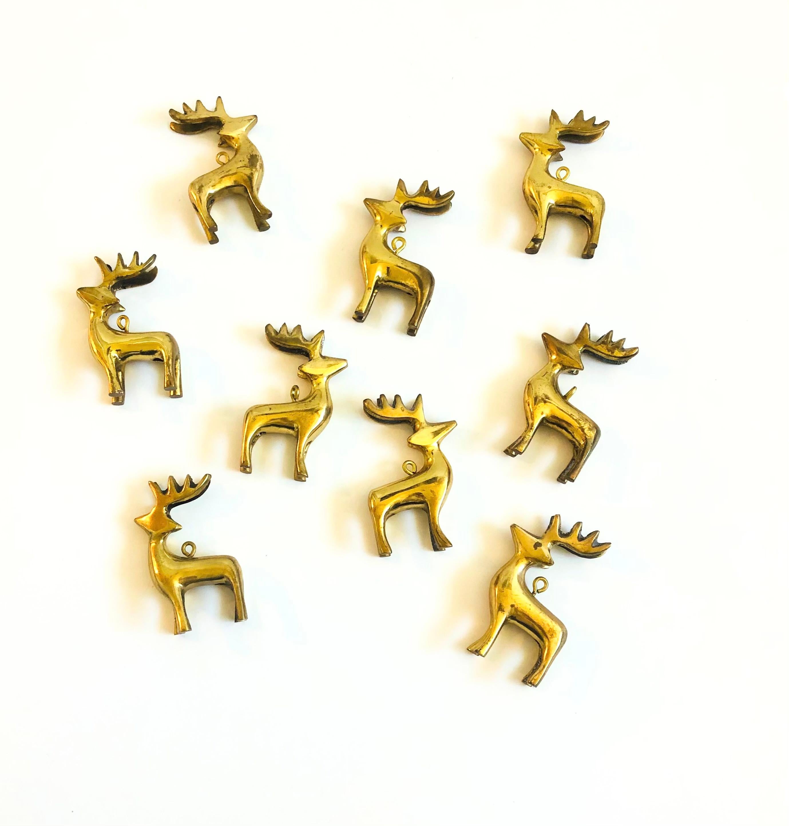 Un set di 9 ornamenti per albero in ottone vintage con cervo. Ognuno di essi ha un piccolo occhiello sul retro per essere appeso con un filo.

