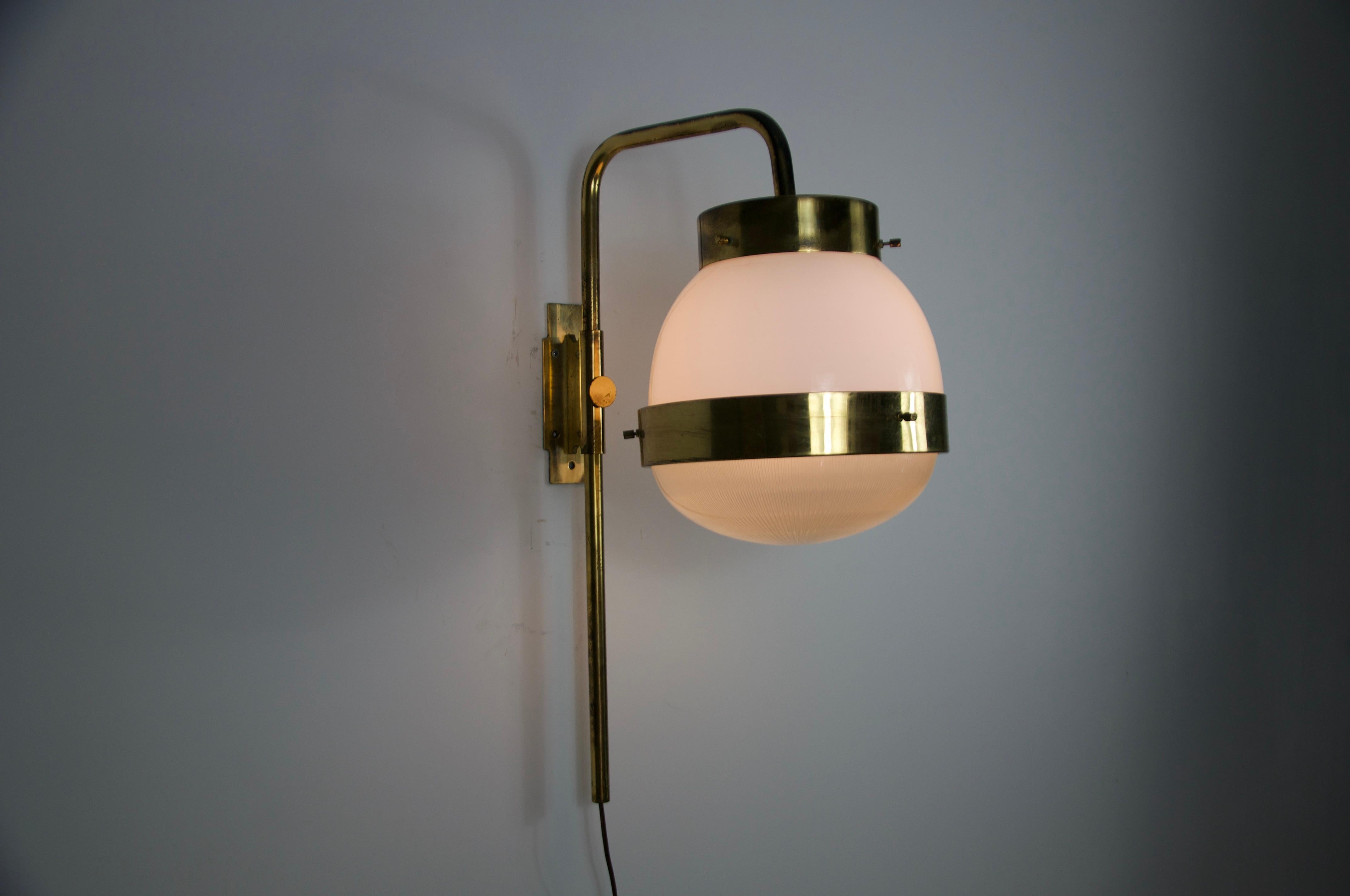 This elegant wall lamp, model 