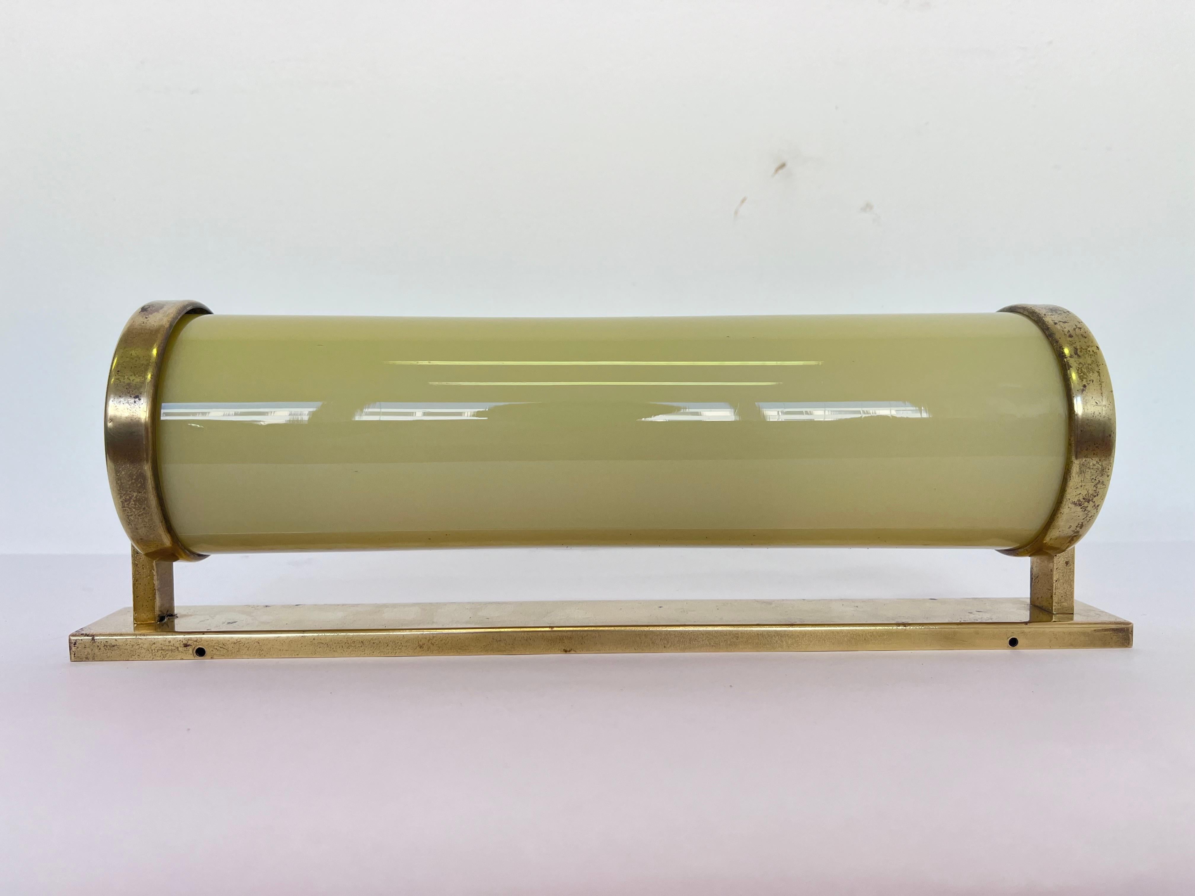 Lámpara de pared Bauhaus de diseño en latón, años 30 - Checoslovaquia Vidrio opalino en venta