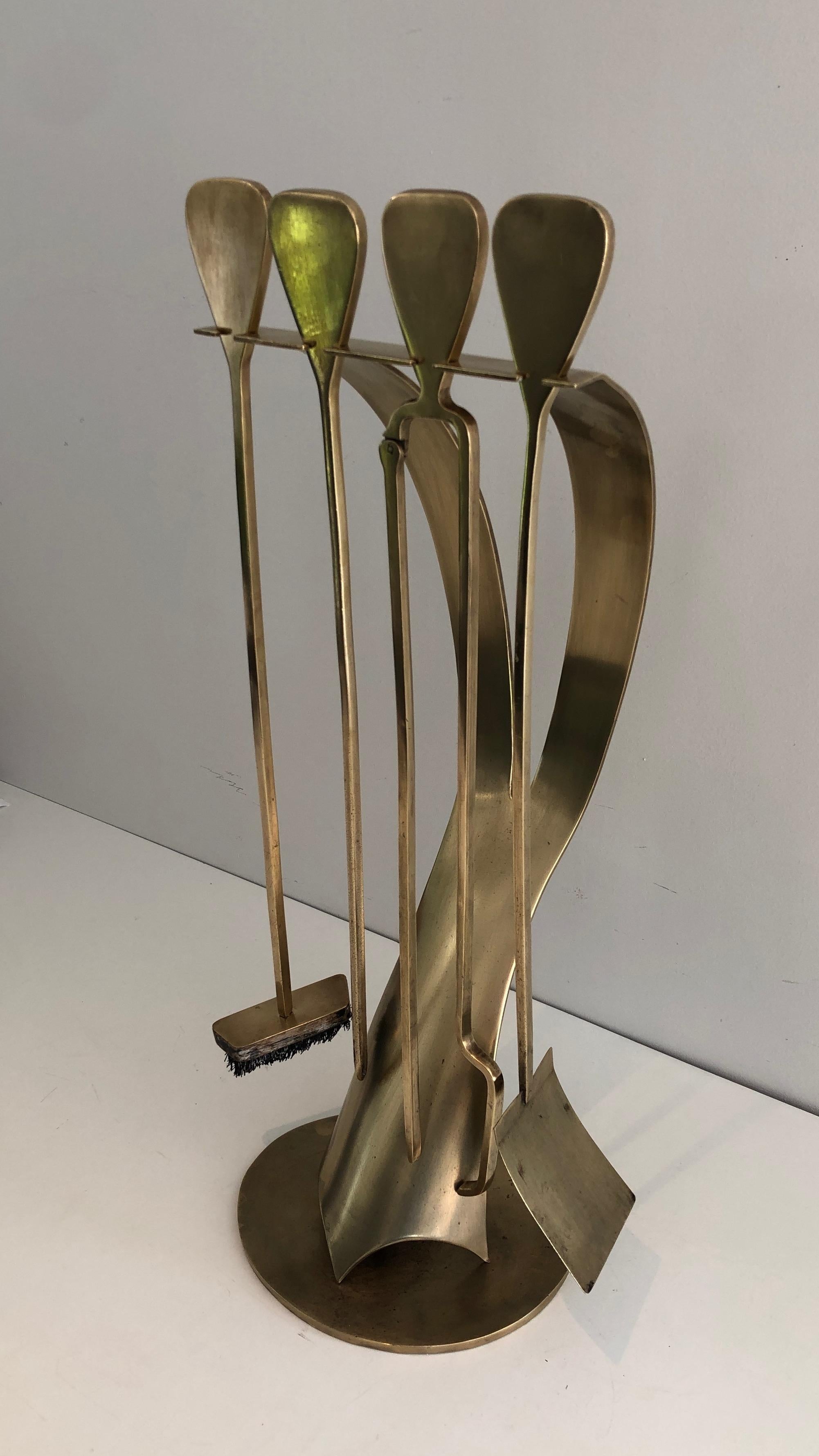Brass Design Fireplace Tools. French, Circa 1970 In Good Condition For Sale In Marcq-en-Barœul, Hauts-de-France