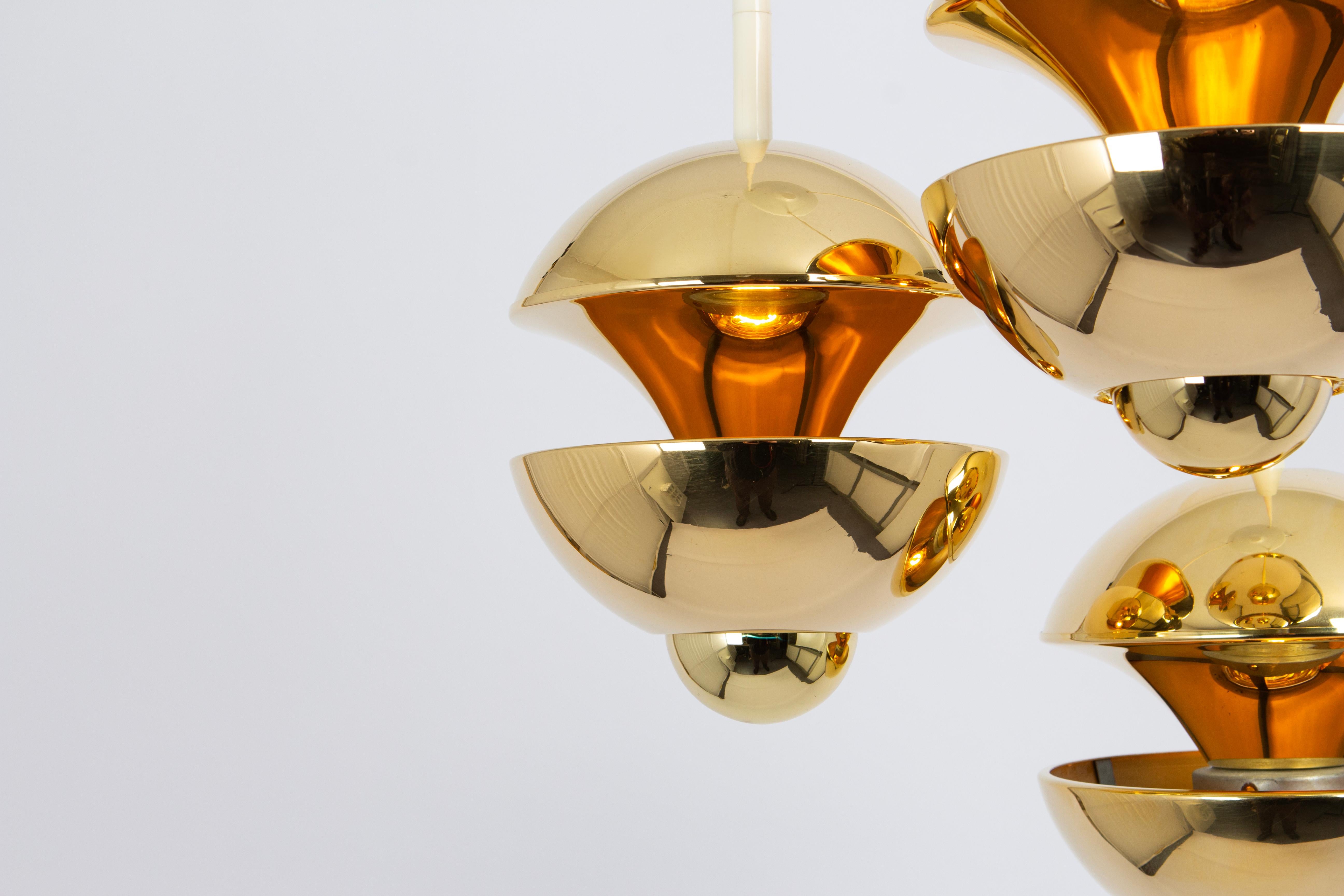 A special cascading Brass Pendant made by Kaiser Leuchten, Germany, 1970s
Designer: Klaus Hempel
Wonderful form and stunning light effect.
This Model won the IF Product Design Award 1972
Sockets: 3 x E14 small bulbs. (40 W max each).
Light bulbs are