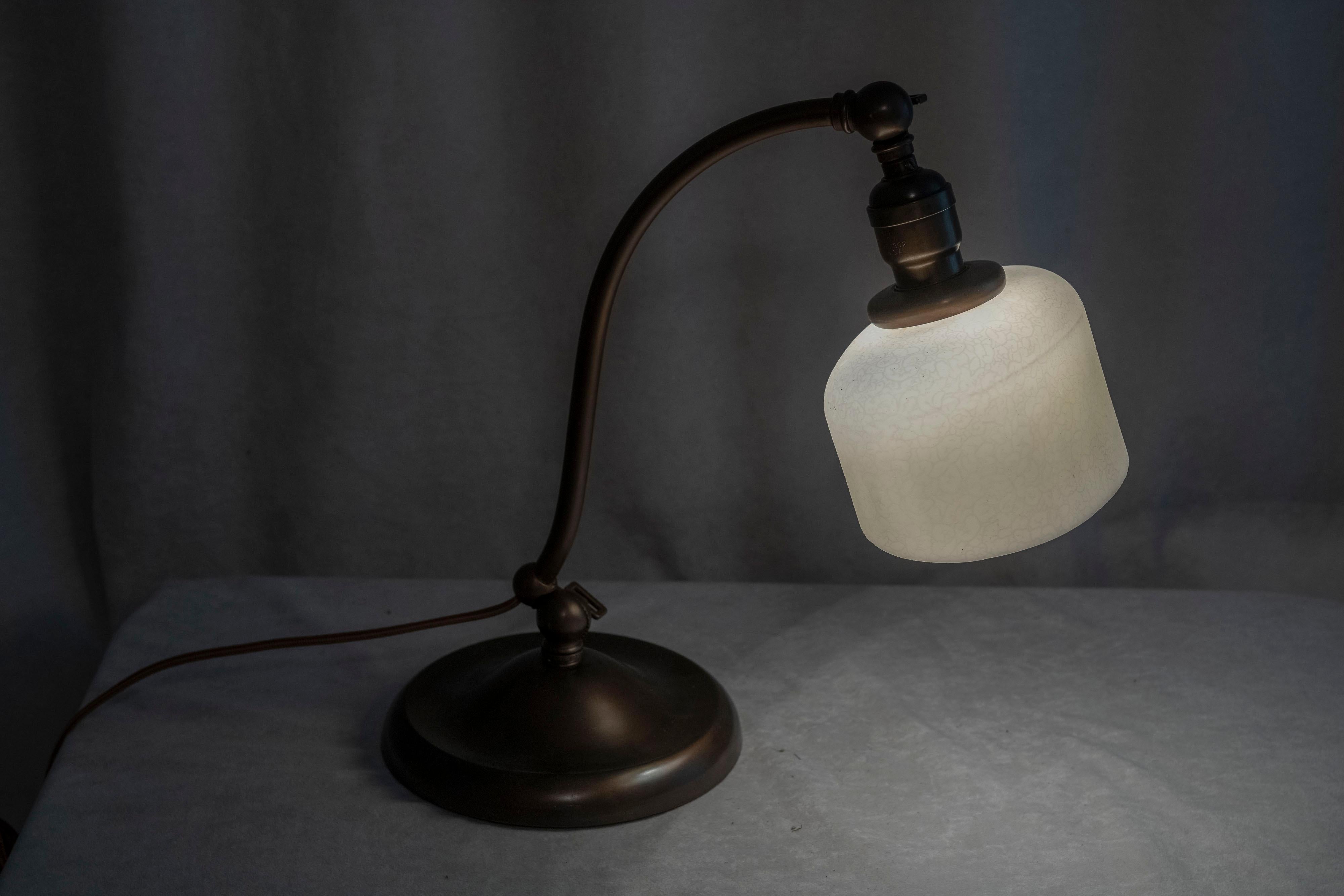 Lampe de bureau/de banquier en laiton avec double réglage et abat-jour en verre d'art, vers 1910 en vente 2