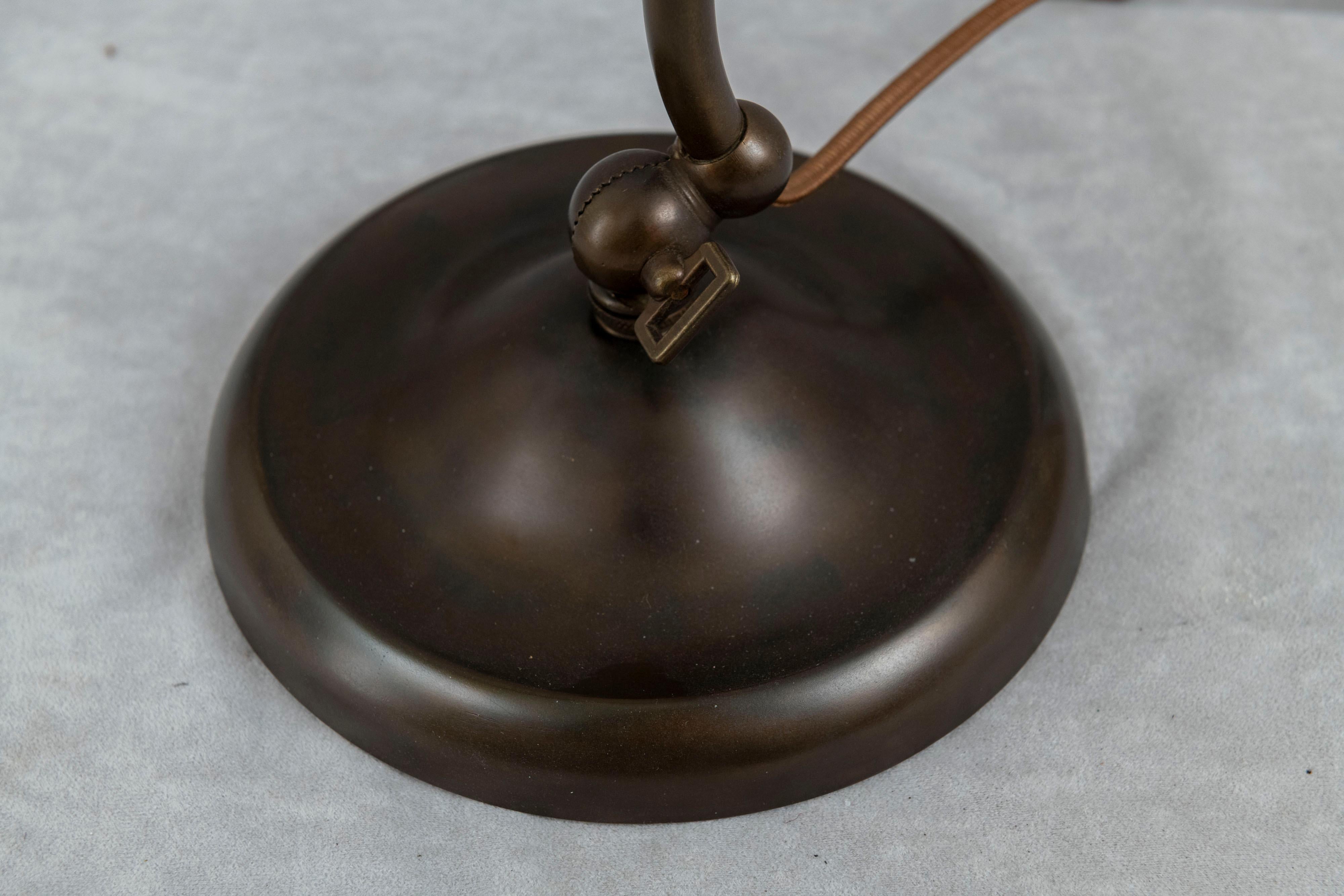 Patiné Lampe de bureau/de banquier en laiton avec double réglage et abat-jour en verre d'art, vers 1910 en vente