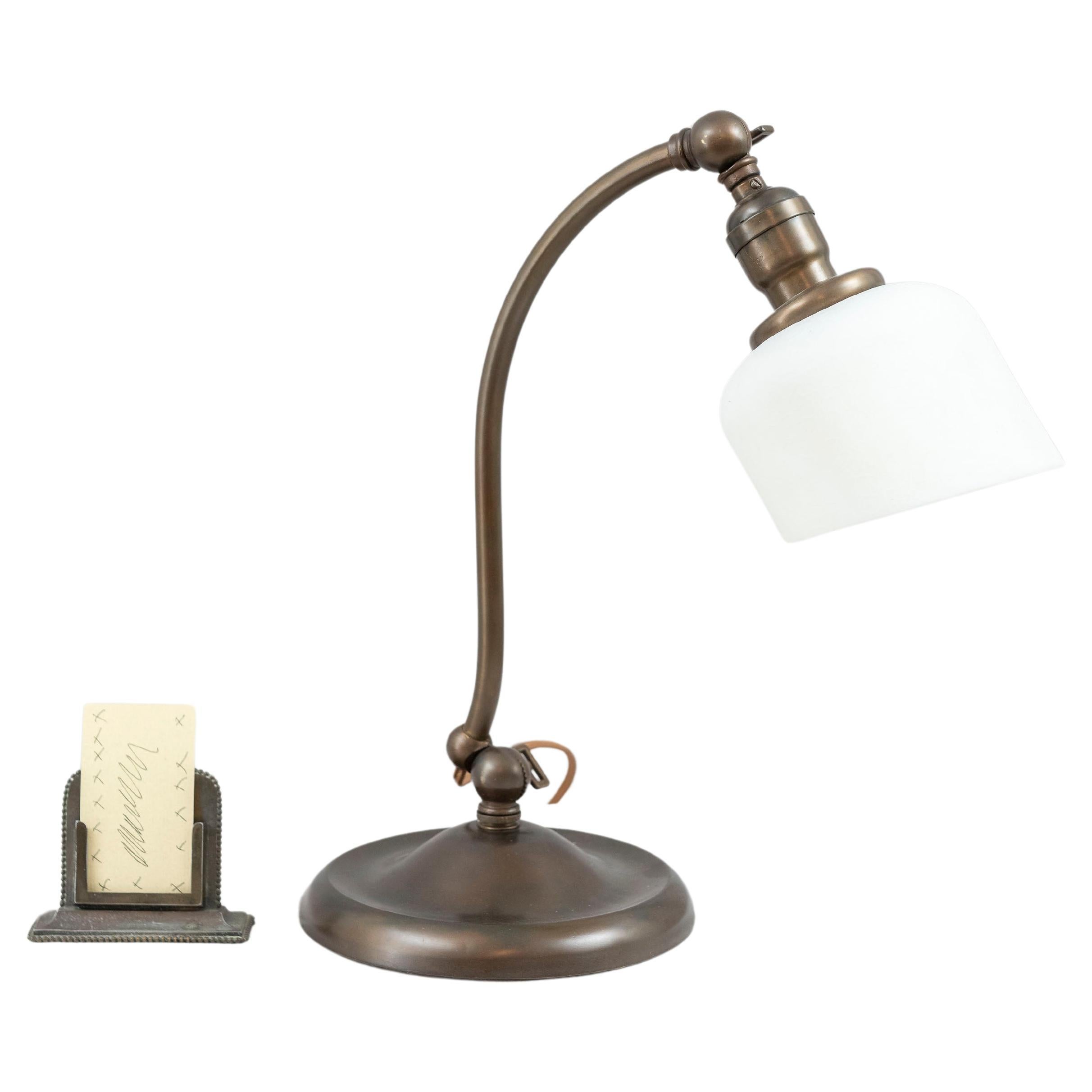 Schreibtisch-/Banker-Lampe aus Messing mit doppelter Verstellung und Kunstglasschirm, um 1910