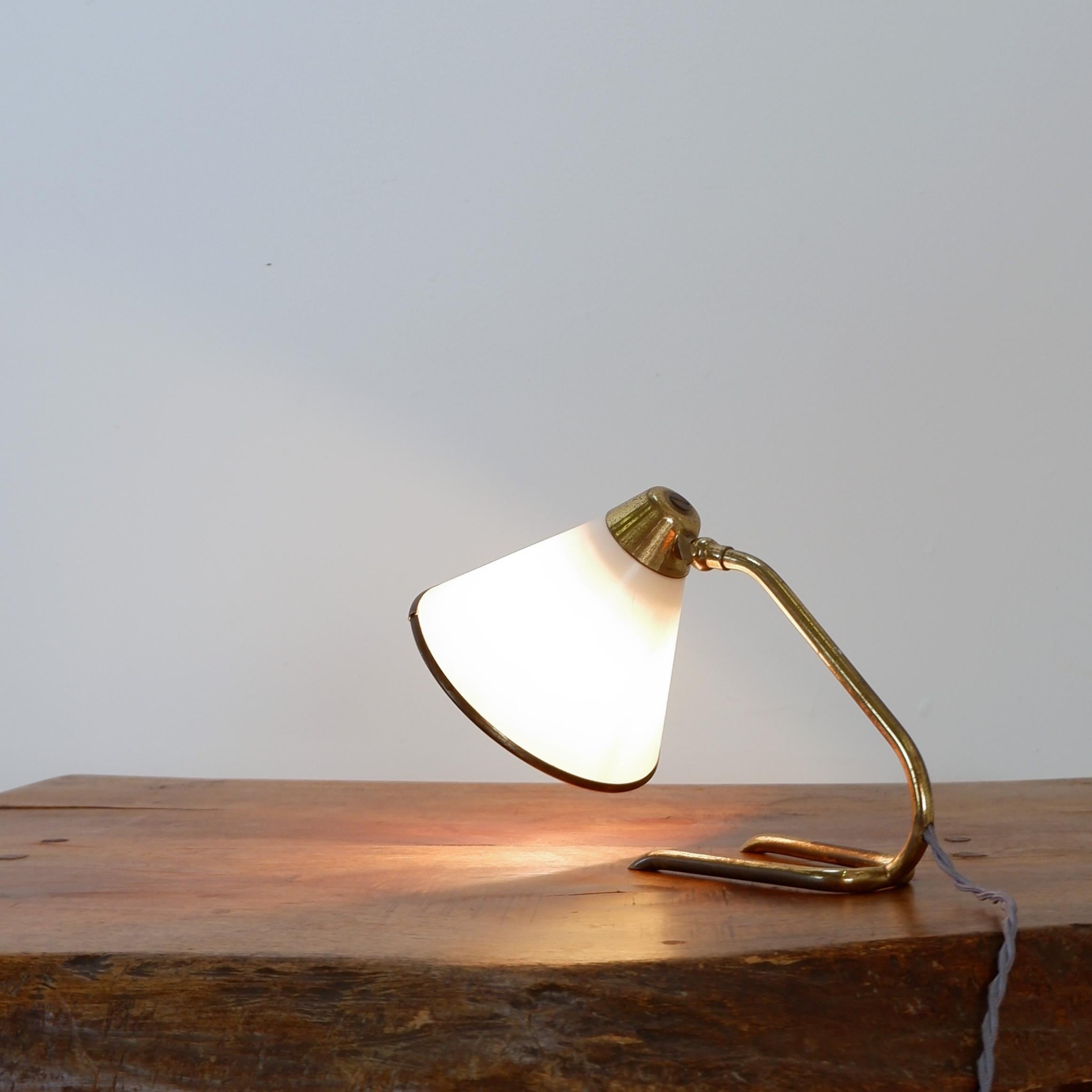 Schreibtischlampe aus Messing - 1950er Jahre
Tischleuchte - Mid-Century
MATERIALIEN : Messing - Kunststoff-Schirm 
Maße: 16x28cm H:20cm 