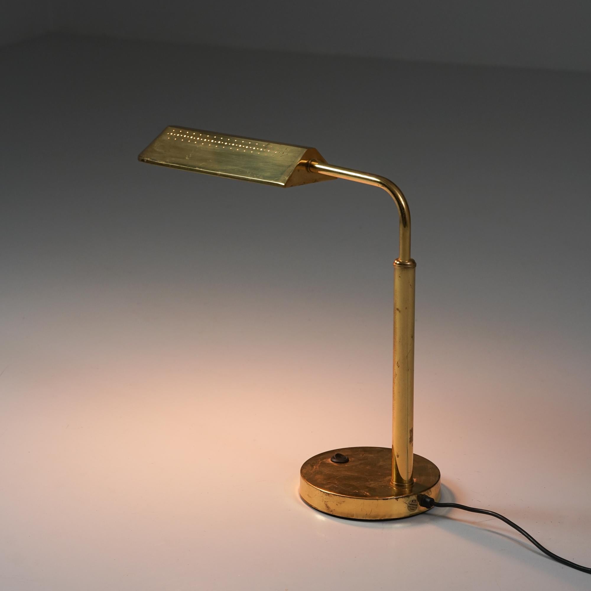 Lampada da tavolo in ottone, Finlandia, fine XX secolo in vendita 1