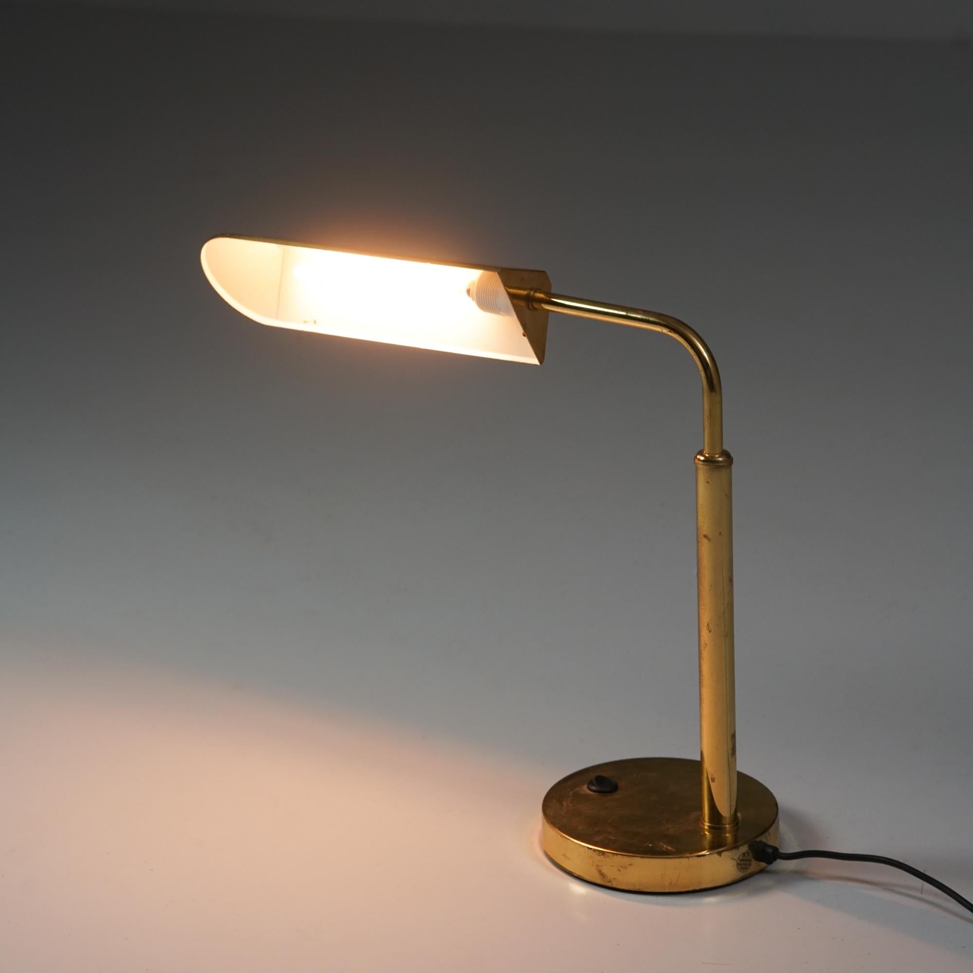 Lampada da tavolo in ottone, Finlandia, fine XX secolo in vendita 2