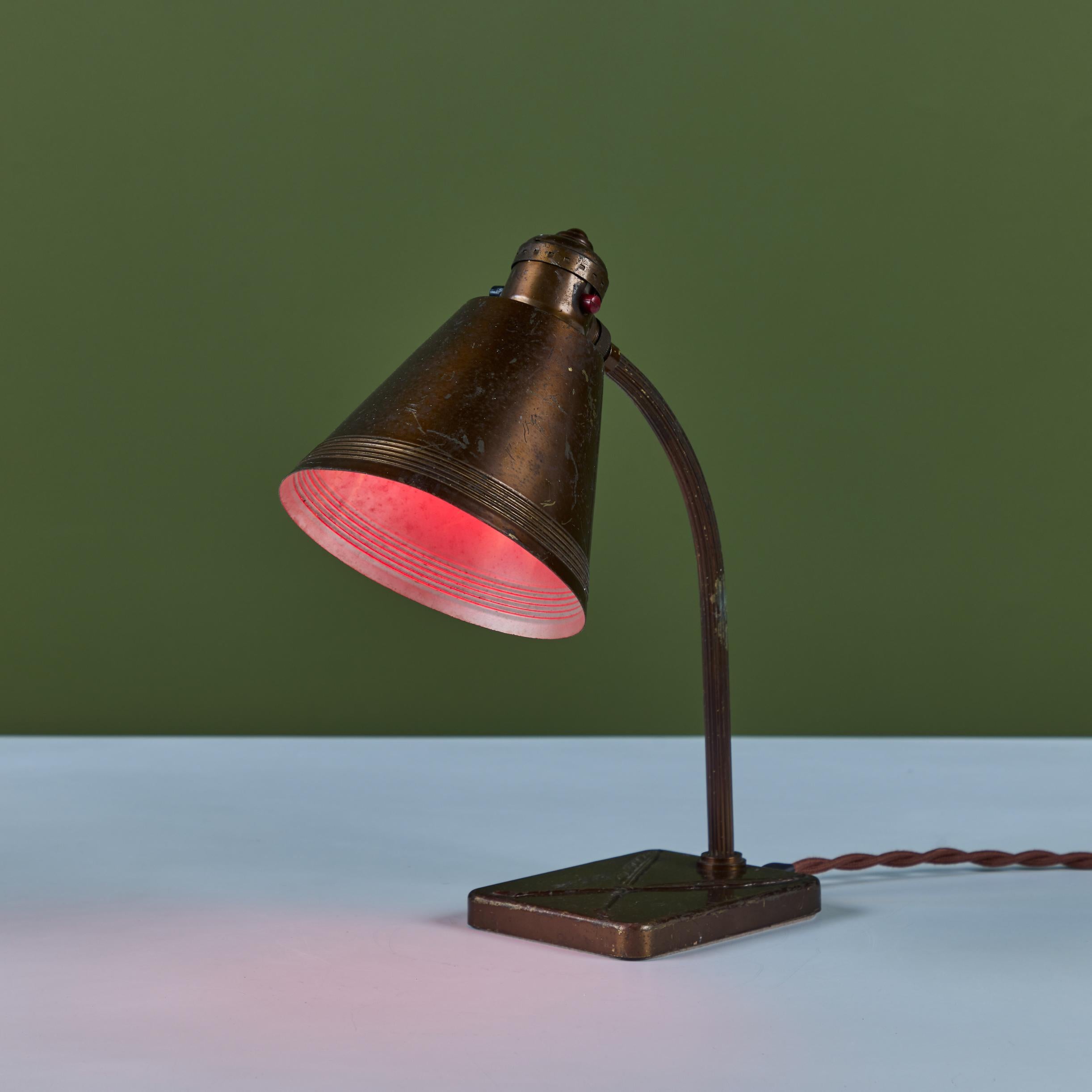 Schreibtischlampe aus Messing für Chase USA im Zustand „Gut“ im Angebot in Los Angeles, CA