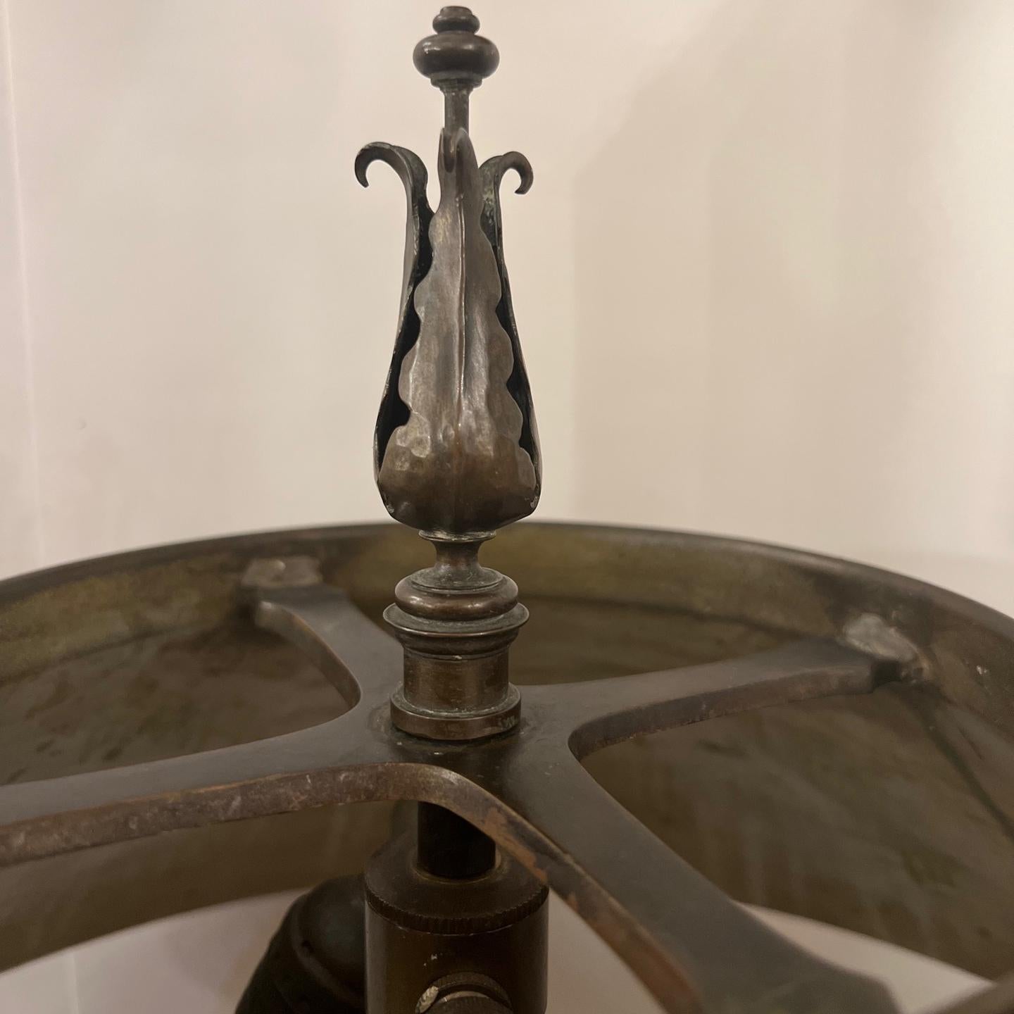 Eine englische Schreibtischlampe aus Messing aus den 1920er Jahren.

Abmessungen:
Gesamthöhe: 23