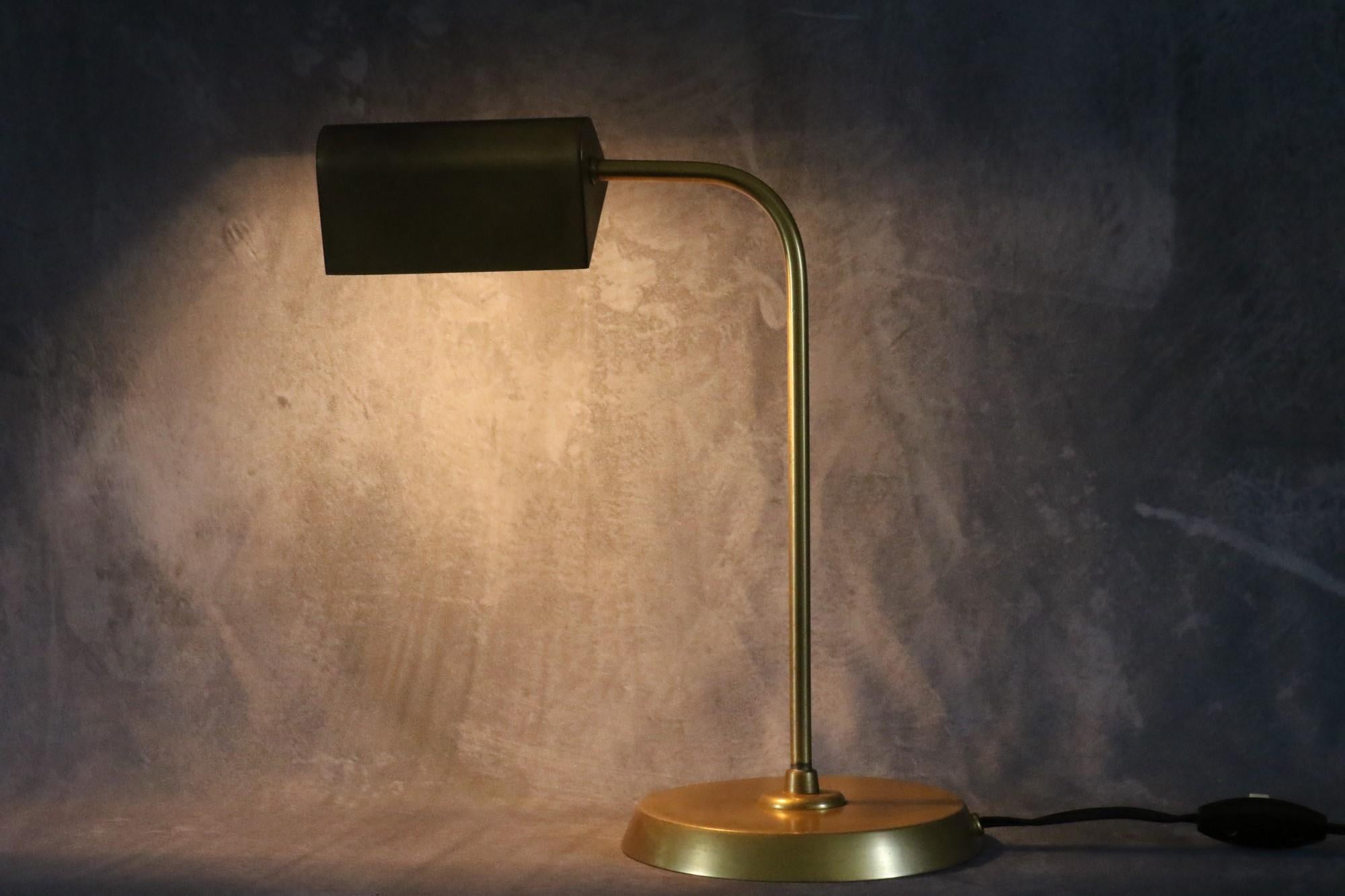 Lampe de bureau en laiton dans le style de Hansen, époque de la lampe de bureau Biny, Guariche en vente 3