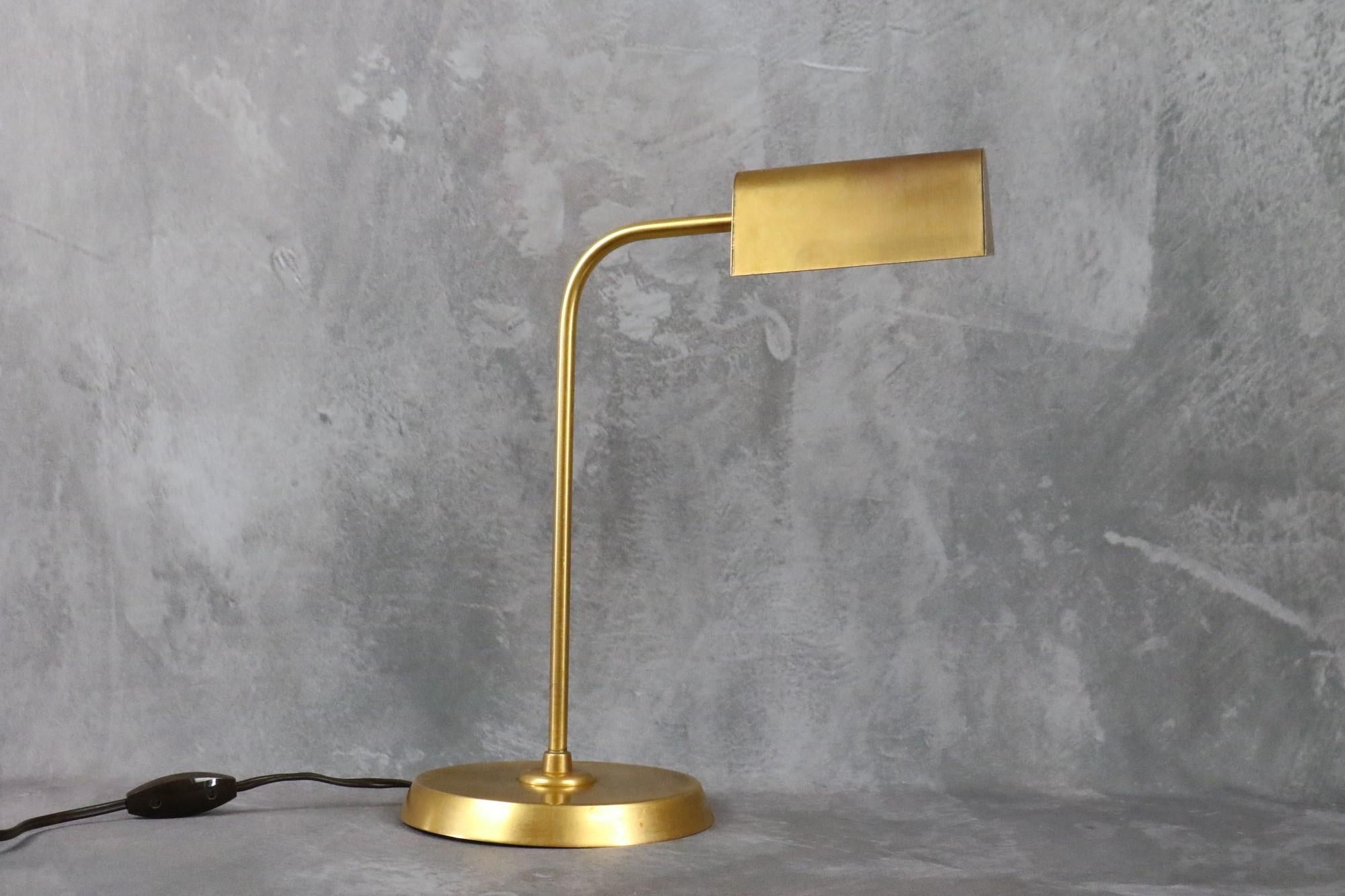 Brass desk lamp in the style of Hansen - 1950s - Table light era Biny, Guariche

Beautifully executed in brass and metal. This french light offers an elegant and simple, design and high-quality construction.

In good condition regarding the age