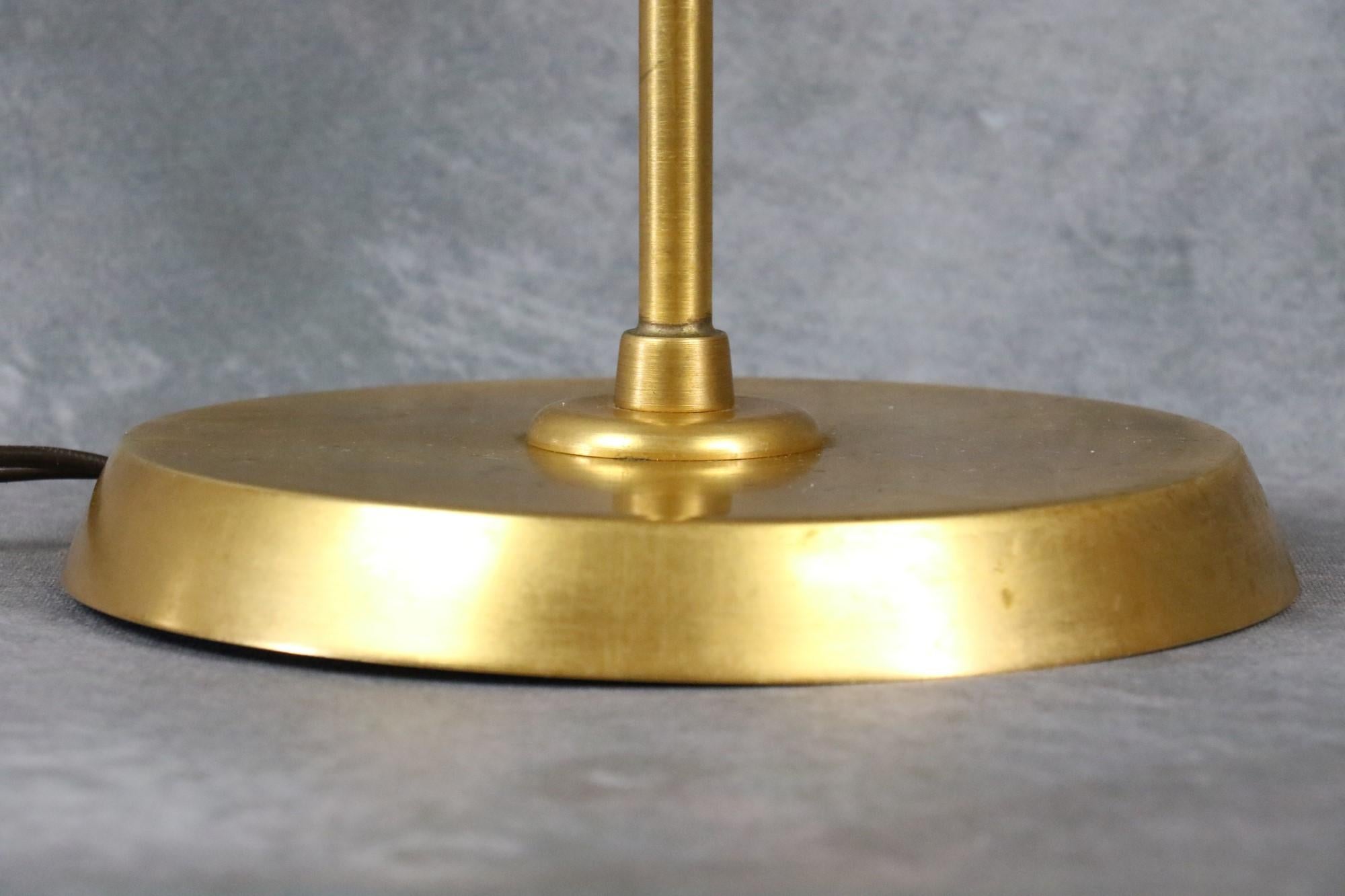 Lámpara de escritorio de latón al estilo de Hansen, Lámpara de mesa era Biny, Guariche Moderno de mediados de siglo en venta
