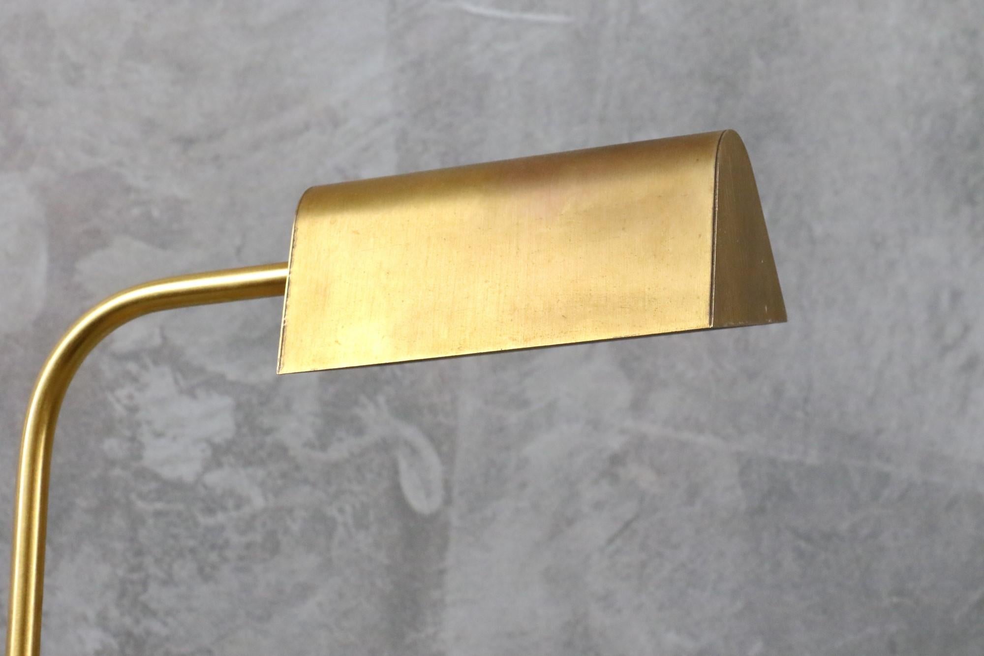 Lámpara de escritorio de latón al estilo de Hansen, Lámpara de mesa era Biny, Guariche Francés en venta