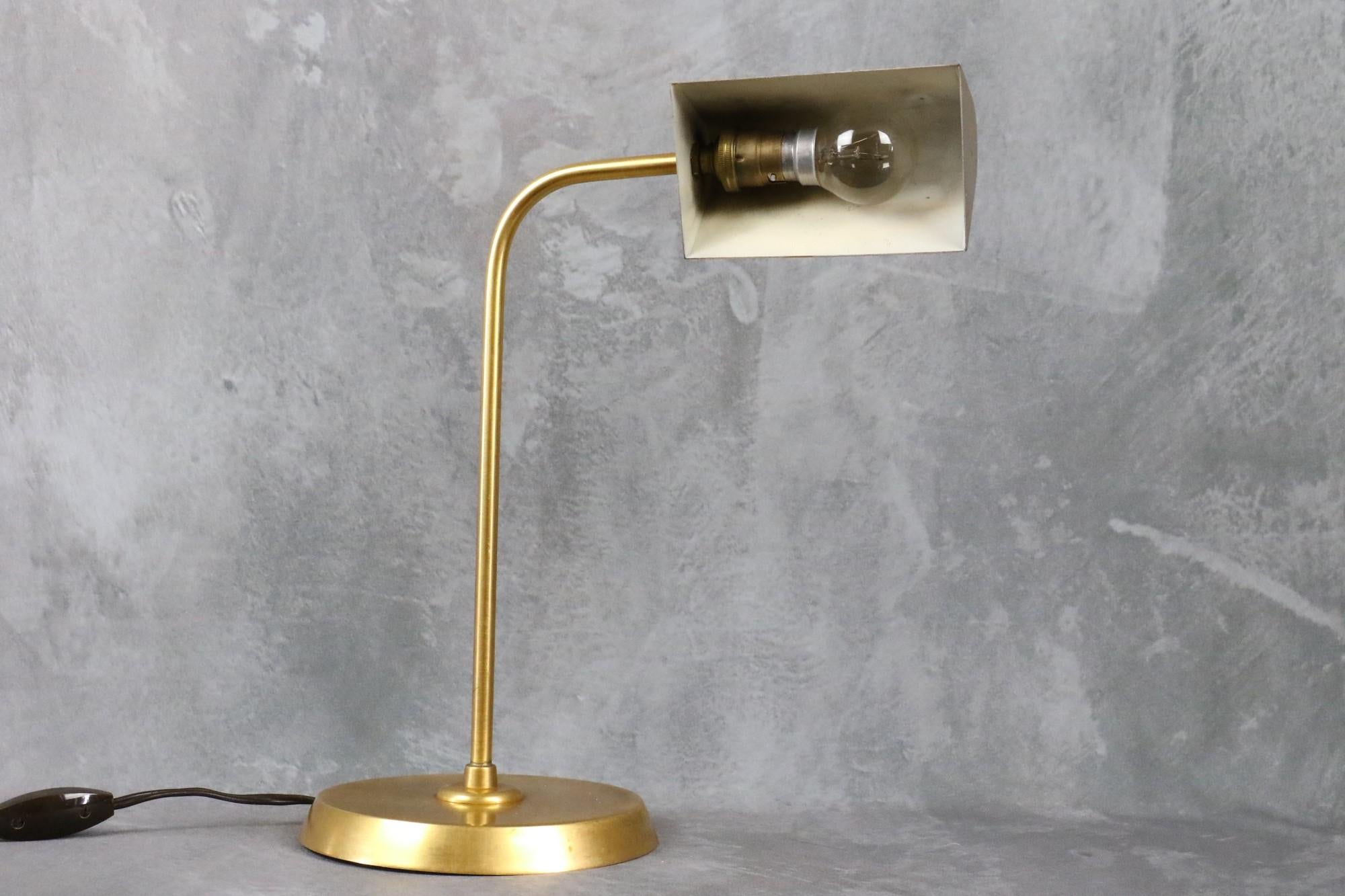 Lámpara de escritorio de latón al estilo de Hansen, Lámpara de mesa era Biny, Guariche siglo XX en venta