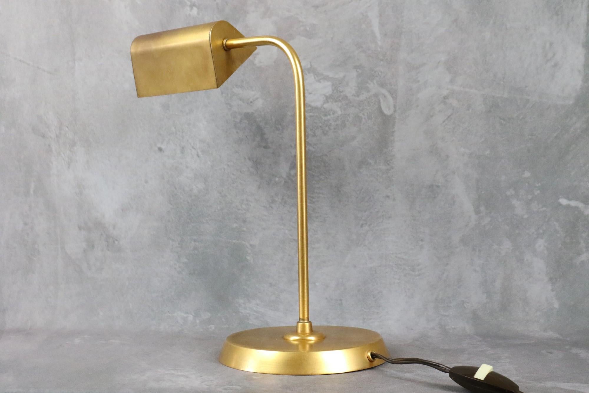 Lampe de bureau en laiton dans le style de Hansen, époque de la lampe de bureau Biny, Guariche en vente 1