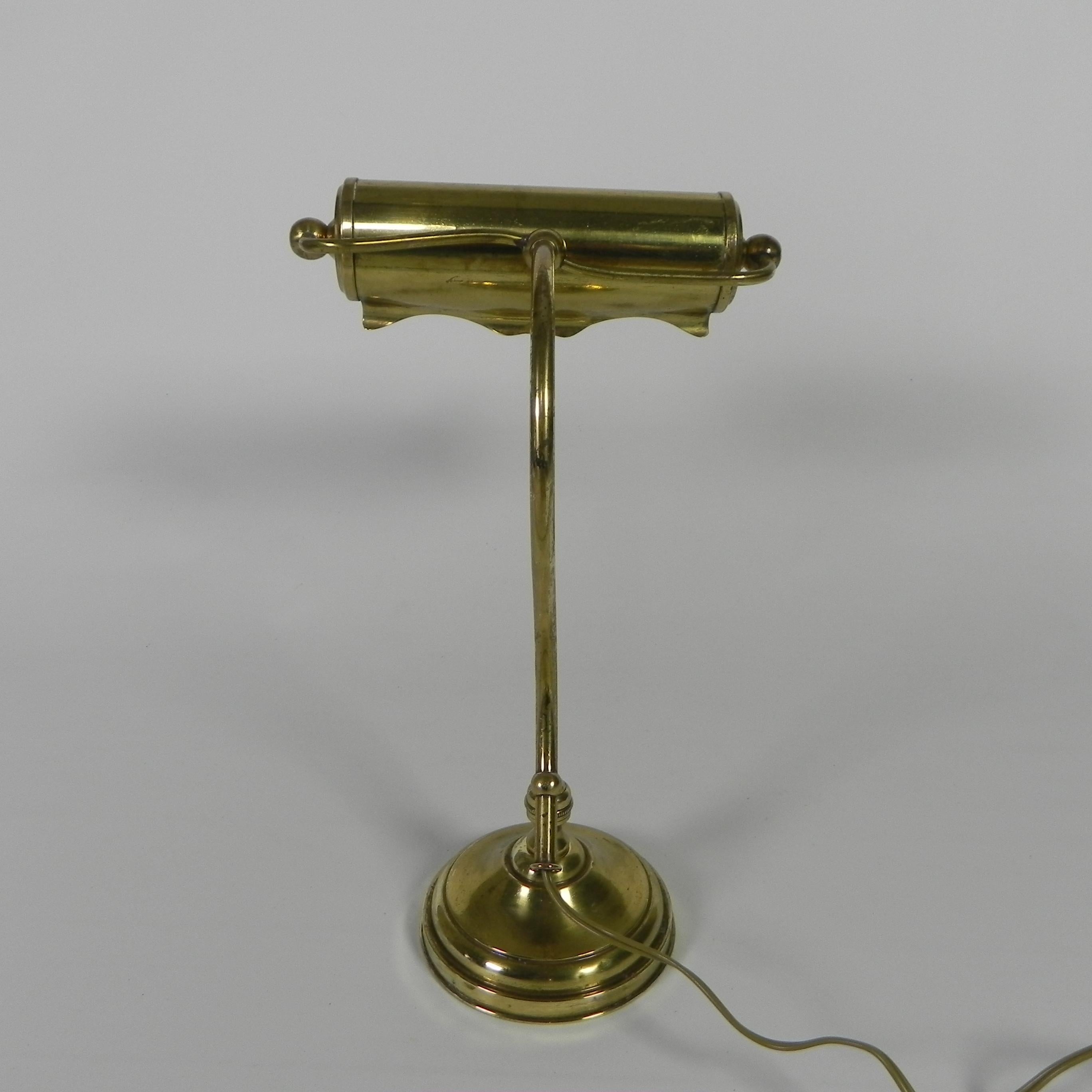 Lampe de bureau en laiton avec abat-jour rotatif, années 1930 en vente 1