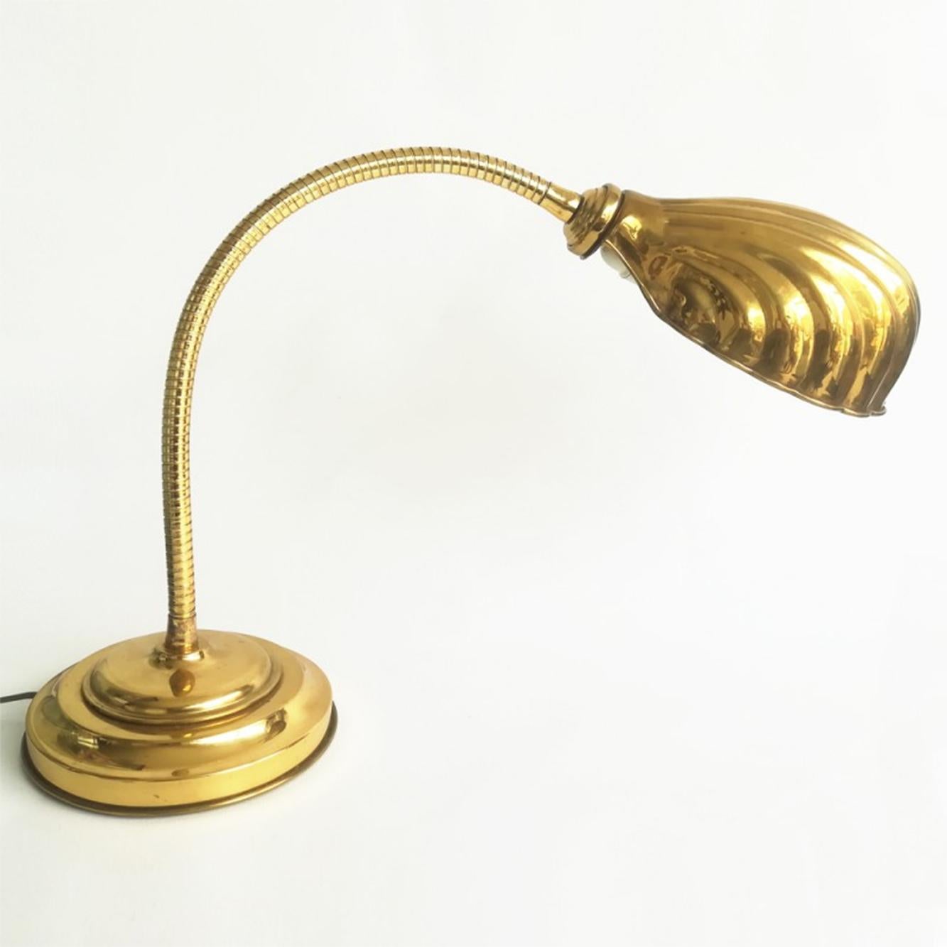 Desk shell Flexo lamp, early 20th century Art Nouveau, Art Deco. Table lamp

Antique brass gooseneck lamp, early 20th century

Perfect condition, like new, working

It is beautiful with its shell that can be rotated.

Very beautiful and unique and