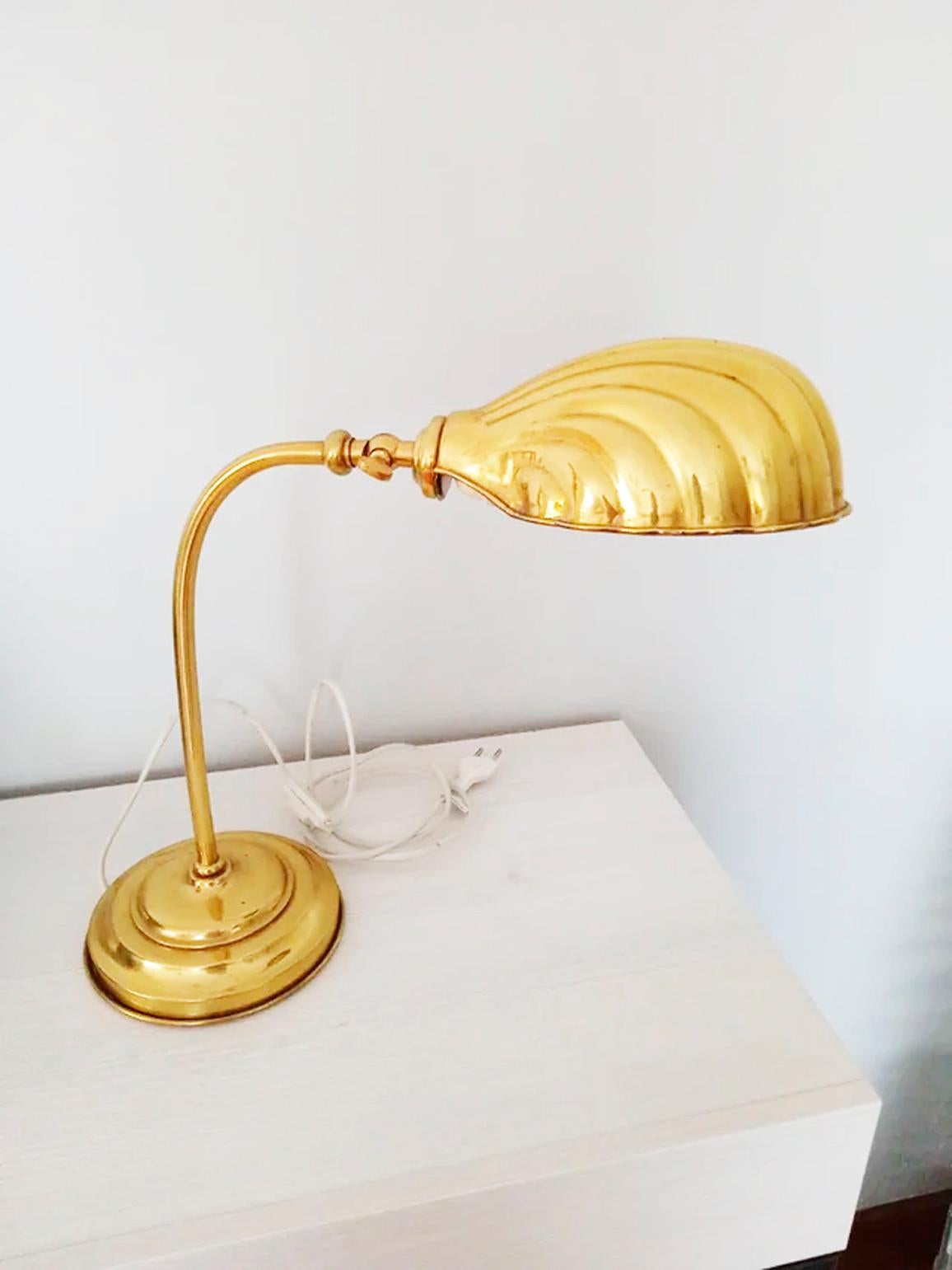 Schreibtisch oder Tischlampe Shell Messing Schwanenhals, Gold  Art Deco Stil im Angebot 1
