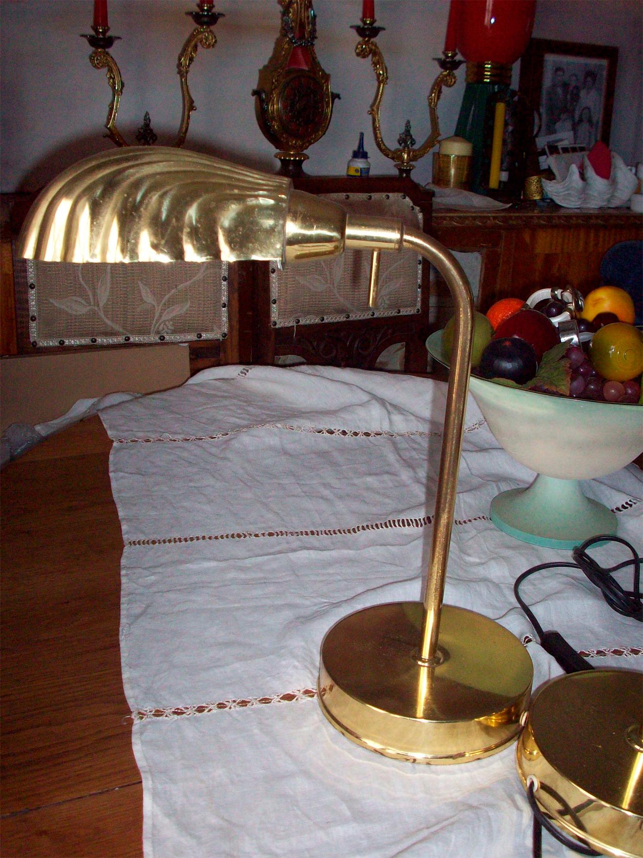 Desk shell Flexo lamps, 20th century 

They are two lamps or desk lamps, for bedside tables with an upper shade in the shape of a brass shell.
The condition of the lamps is very good, it has no noteworthy wear and retains the shine of the