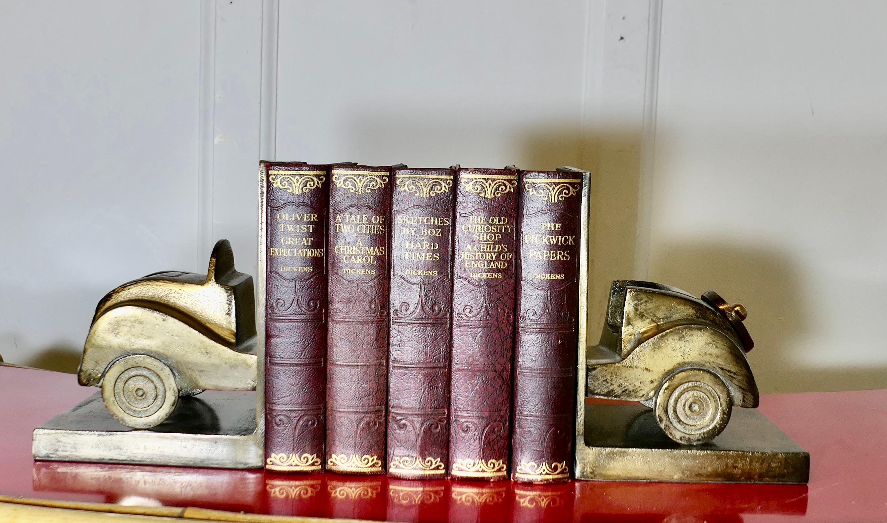 Fermalibri da tavolo in ottone a forma di auto d'epoca

Un set molto attraente, le estremità sono pesanti e in ottone, ben bilanciate per tenere i libri in modo sicuro, il regalo di Natale ideale per un appassionato di auto d'epoca. 

I fermalibri