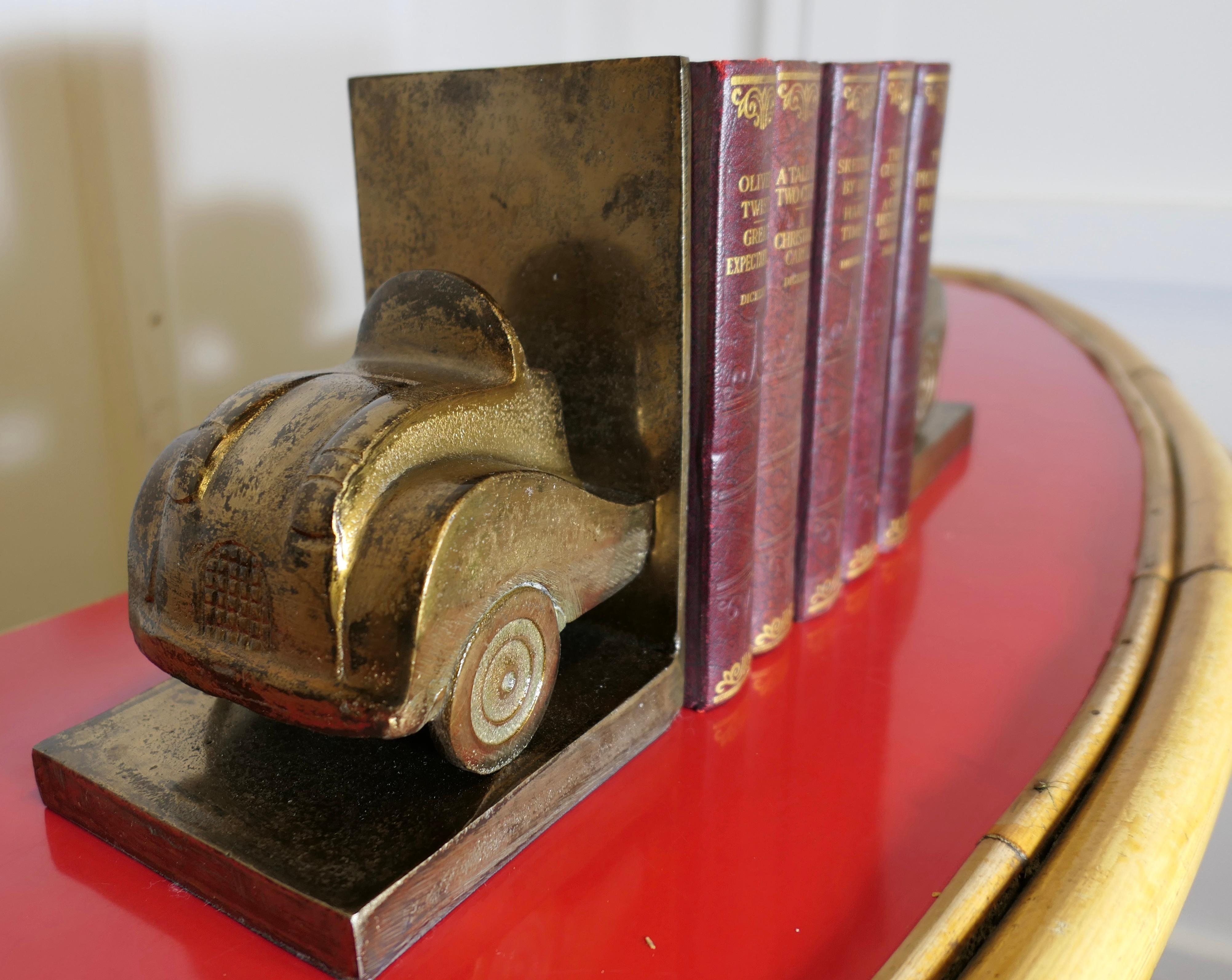 Fine XX secolo Fermalibri da tavolo in ottone a forma di auto d'epoca  Un set molto attraente in vendita