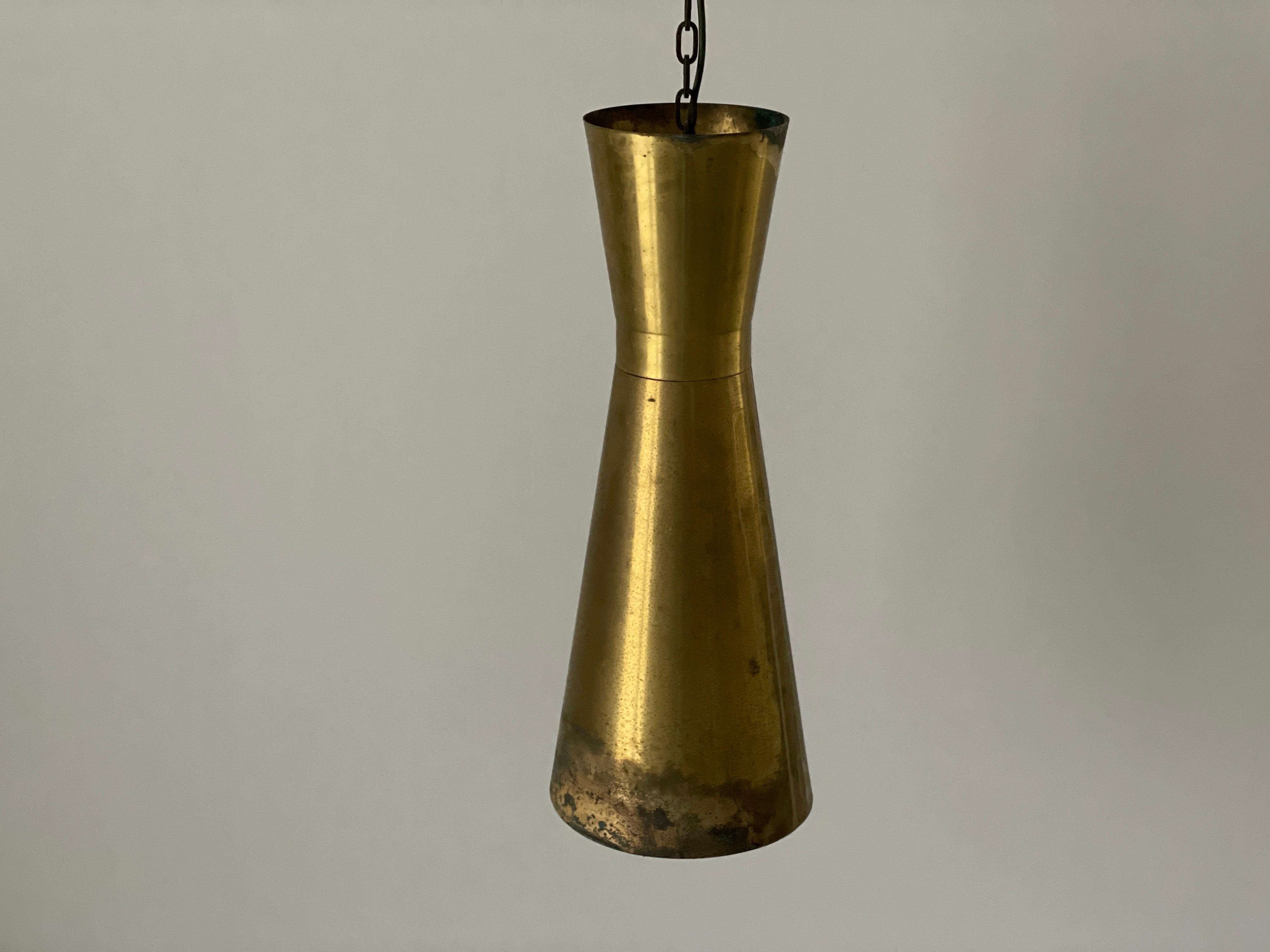 Lampe d'église XL à abat-jour Diabolo en laiton avec cintre, années 1940, Allemagne

L'abat-jour est en très bon état vintage. 
Les lampes sont patinées. Veuillez consulter les photos.

Cette lampe fonctionne avec des ampoules E27. 
Câblé et adapté