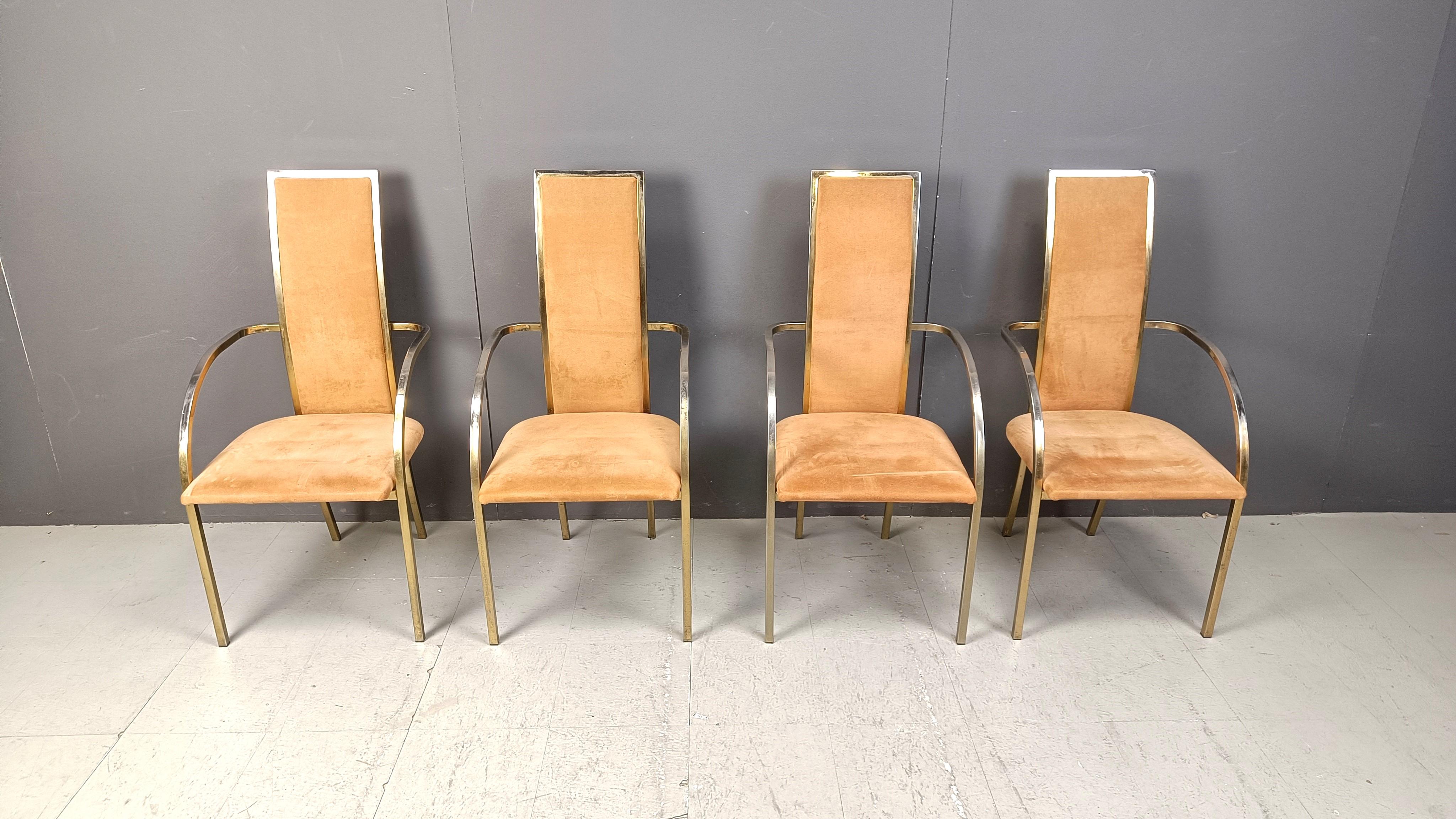 Set di 4 sedie da pranzo con schienale alto in ottone di Belgocrhom con rivestimento in alcantara marrone.

Queste sedie riportano l'atmosfera glam degli anni Settanta e Ottanta nella vostra casa e sono di ottima qualità. 

Belgochrom produceva