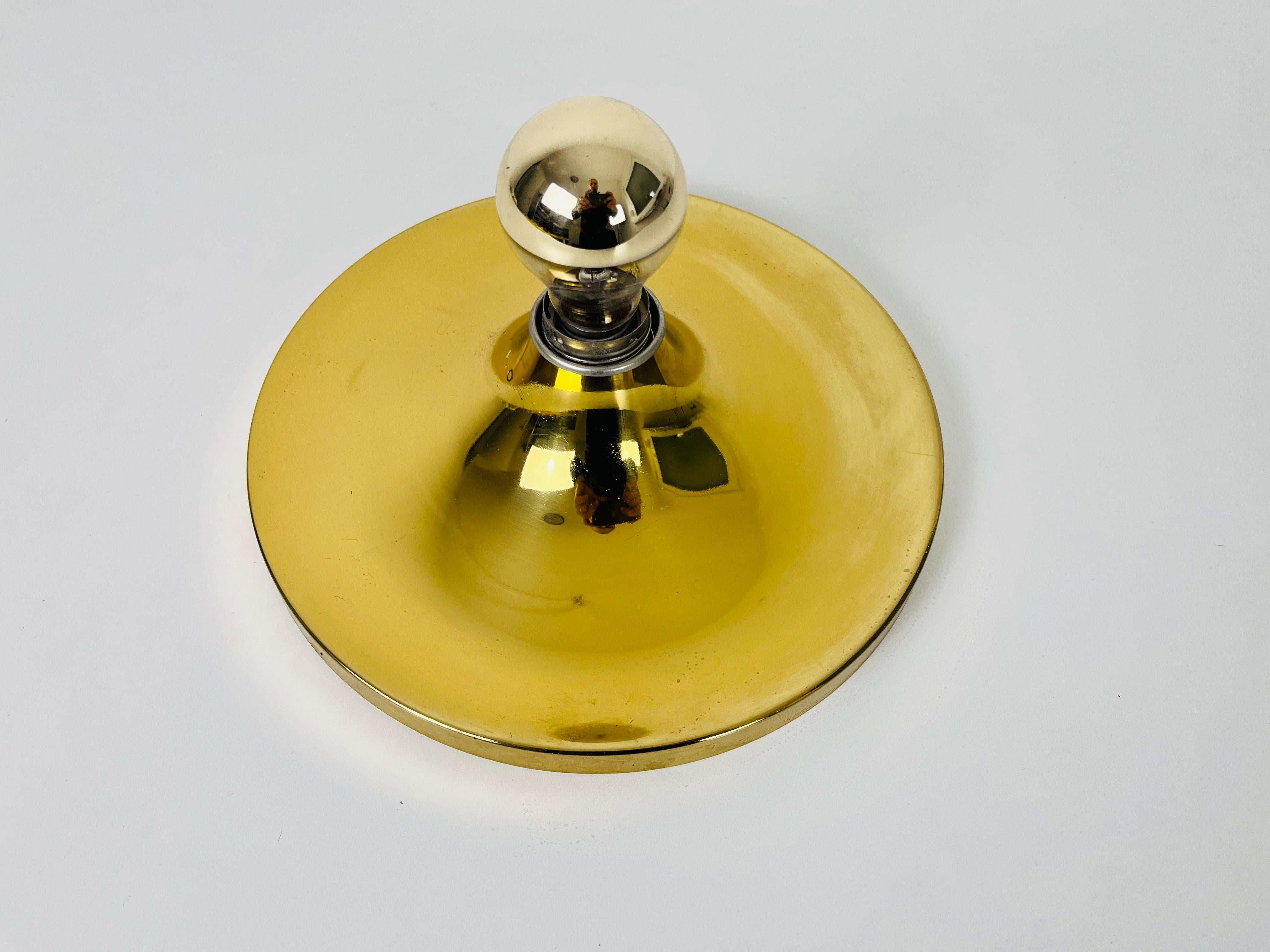 Un aplique excepcional de Cosack. La lámpara es de los años 60 y está fabricada en Alemania. El cuerpo de la lámpara es de latón.

La luz requiere una bombilla E27 (US E26). Funciona tanto con 120/220V. Buen estado vintage.

Envío exprés