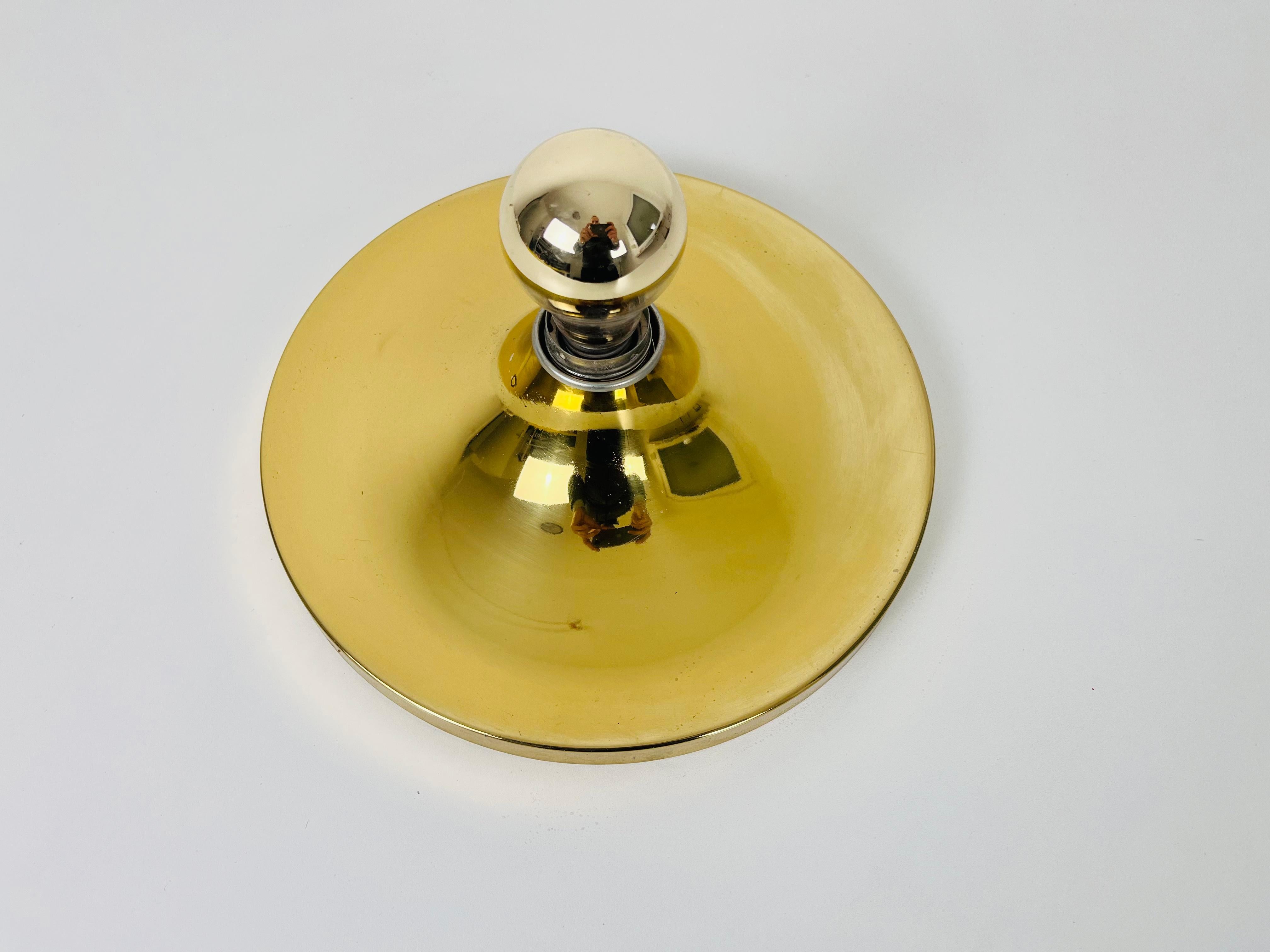 Lámpara de pared o empotrable en forma de disco de latón por Cosack, años 60 Moderno de mediados de siglo en venta