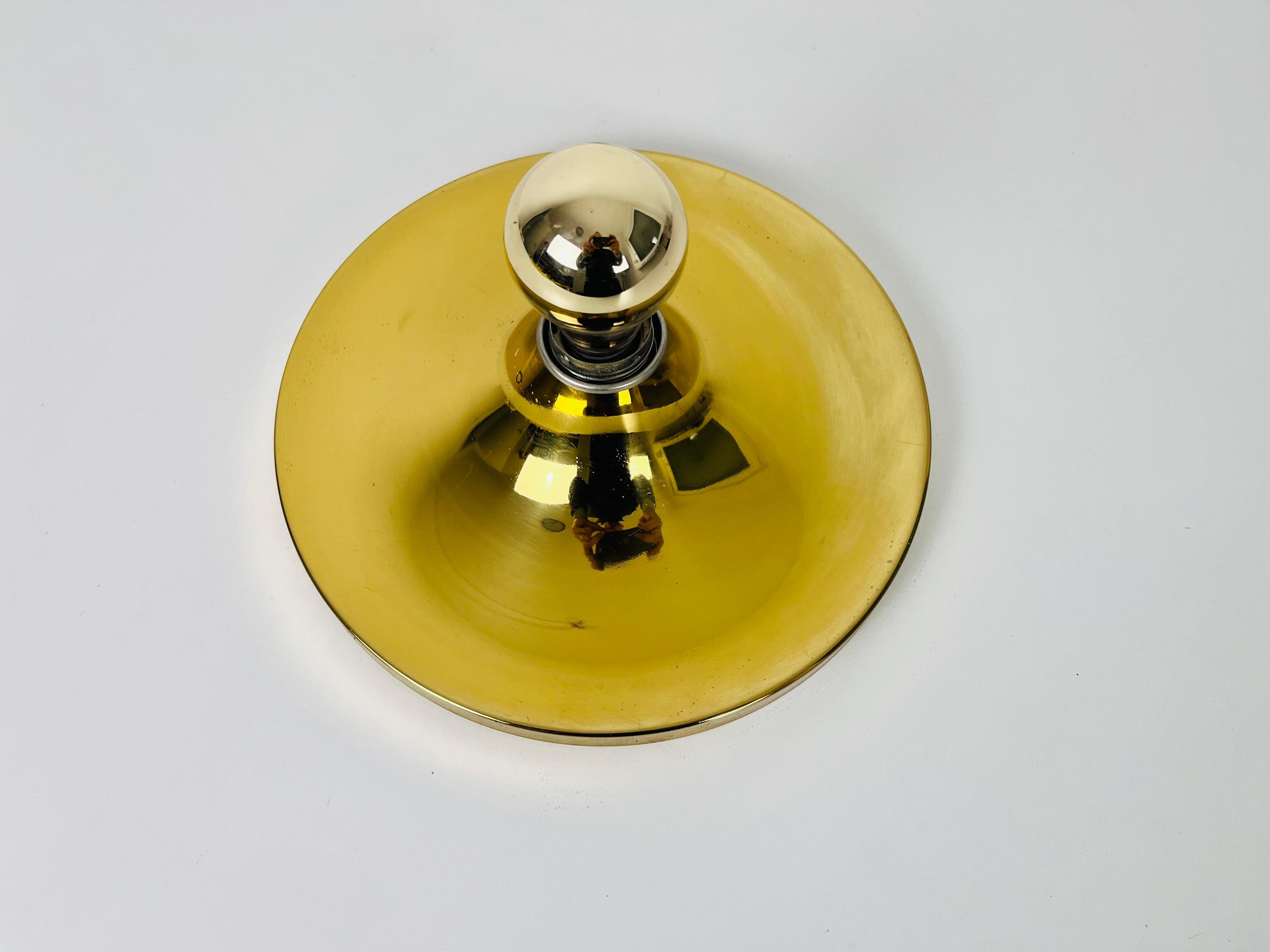 Lámpara de pared o empotrable en forma de disco de latón por Cosack, años 60 Alemán en venta