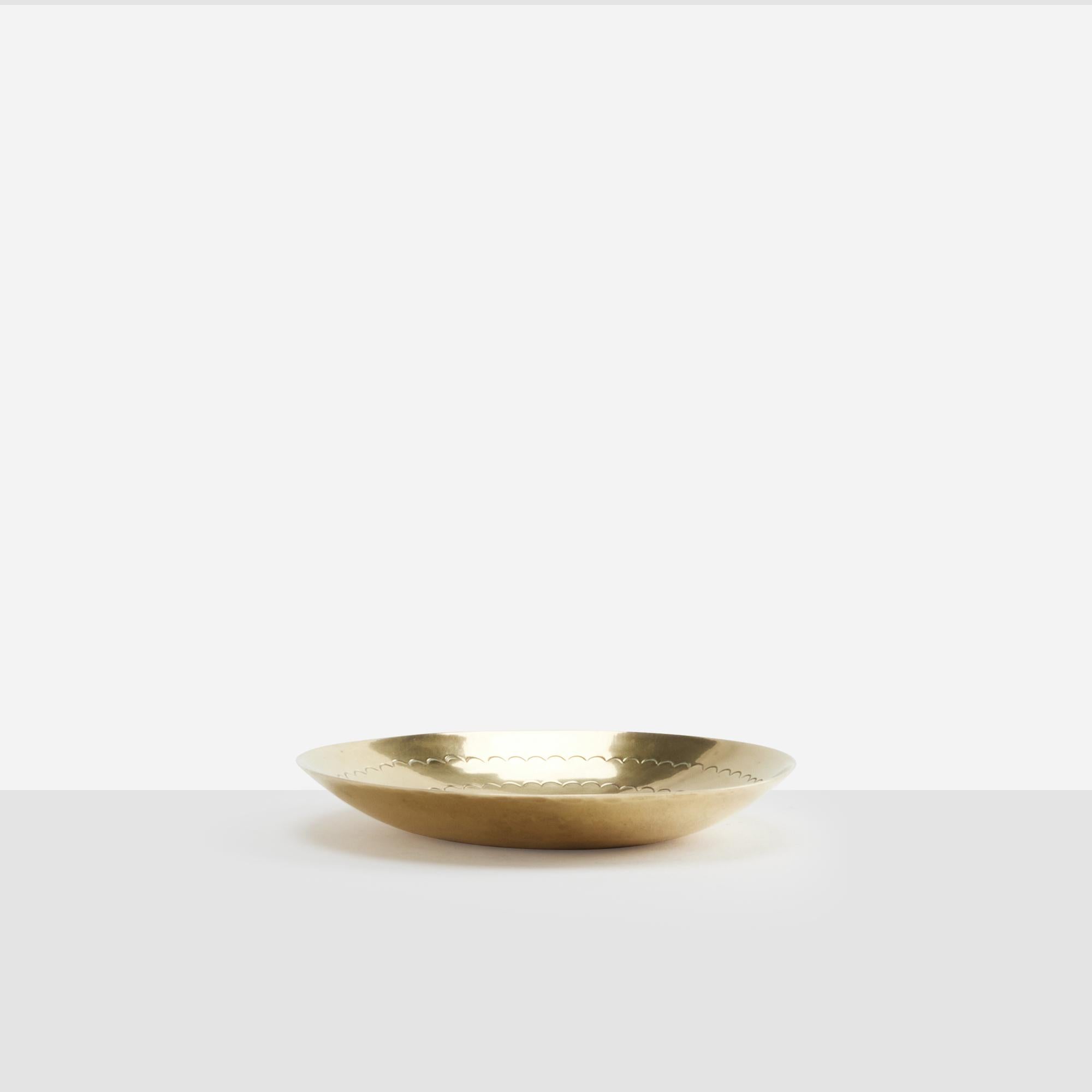 Moderno Piatto in ottone di Hayno Focken in vendita