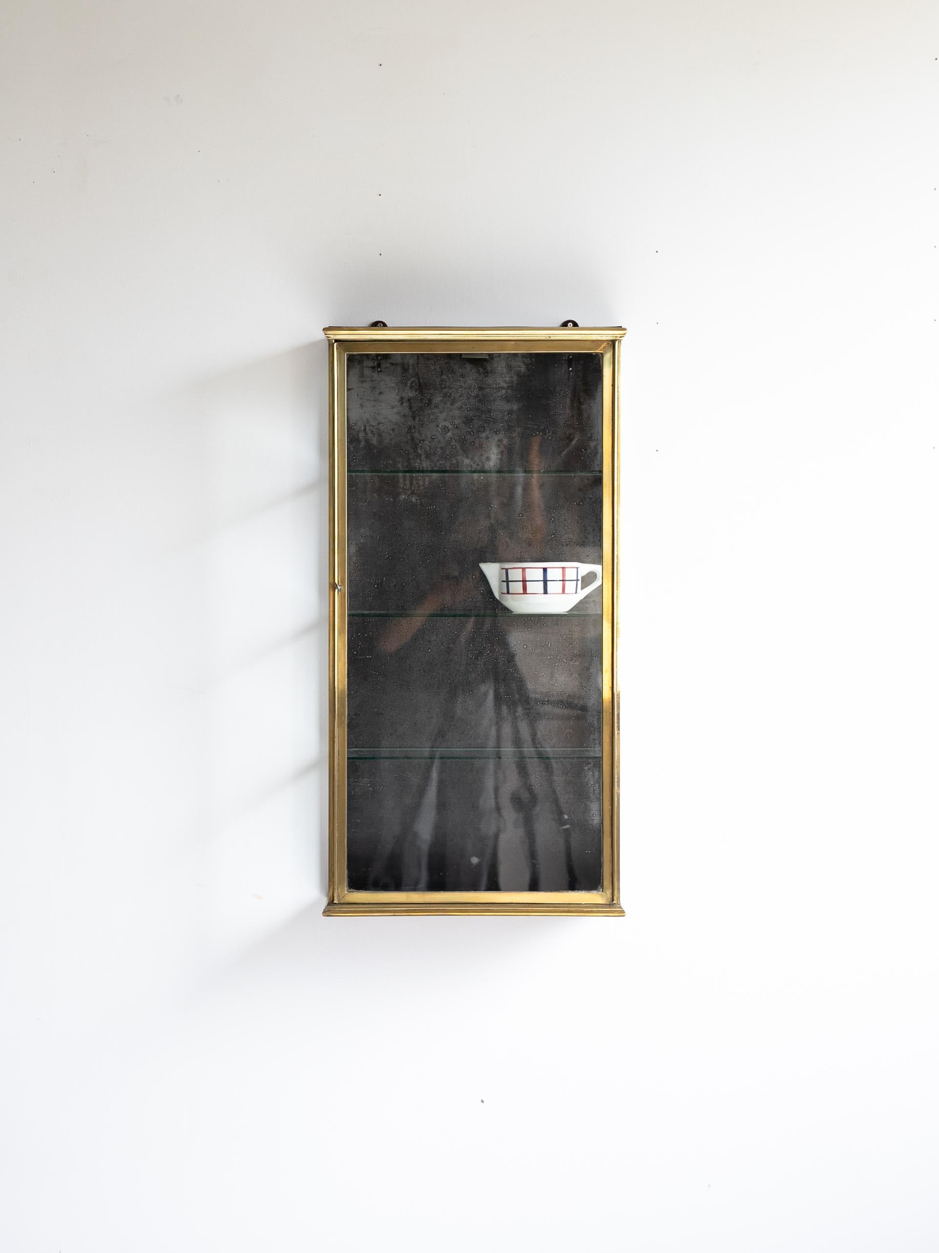 Milieu du XXe siècle Vitrine en laiton, Circa 1930 France